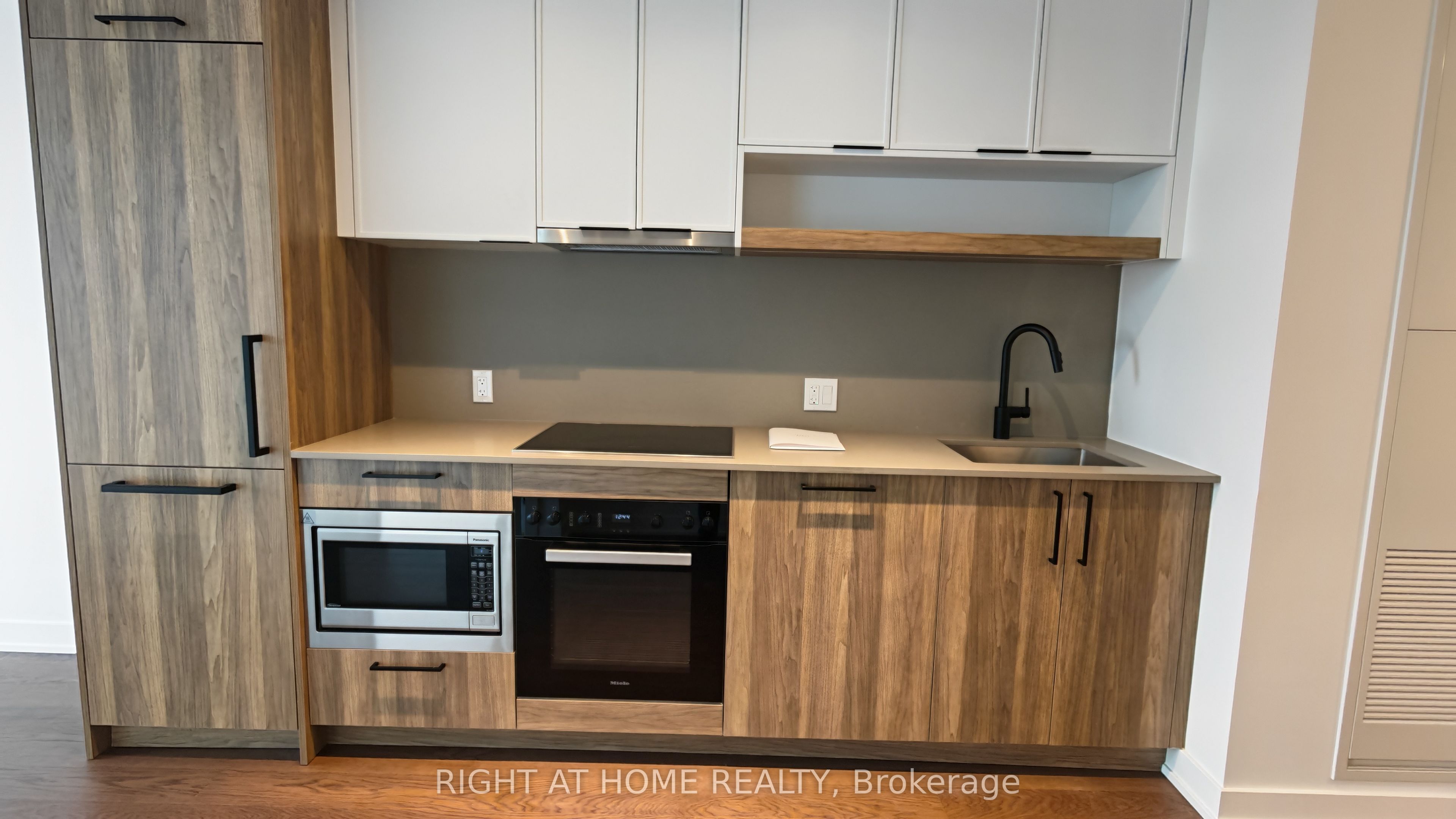 89 Montclair Avenue 1719, Toronto, ON M5P 0A9 photo 3