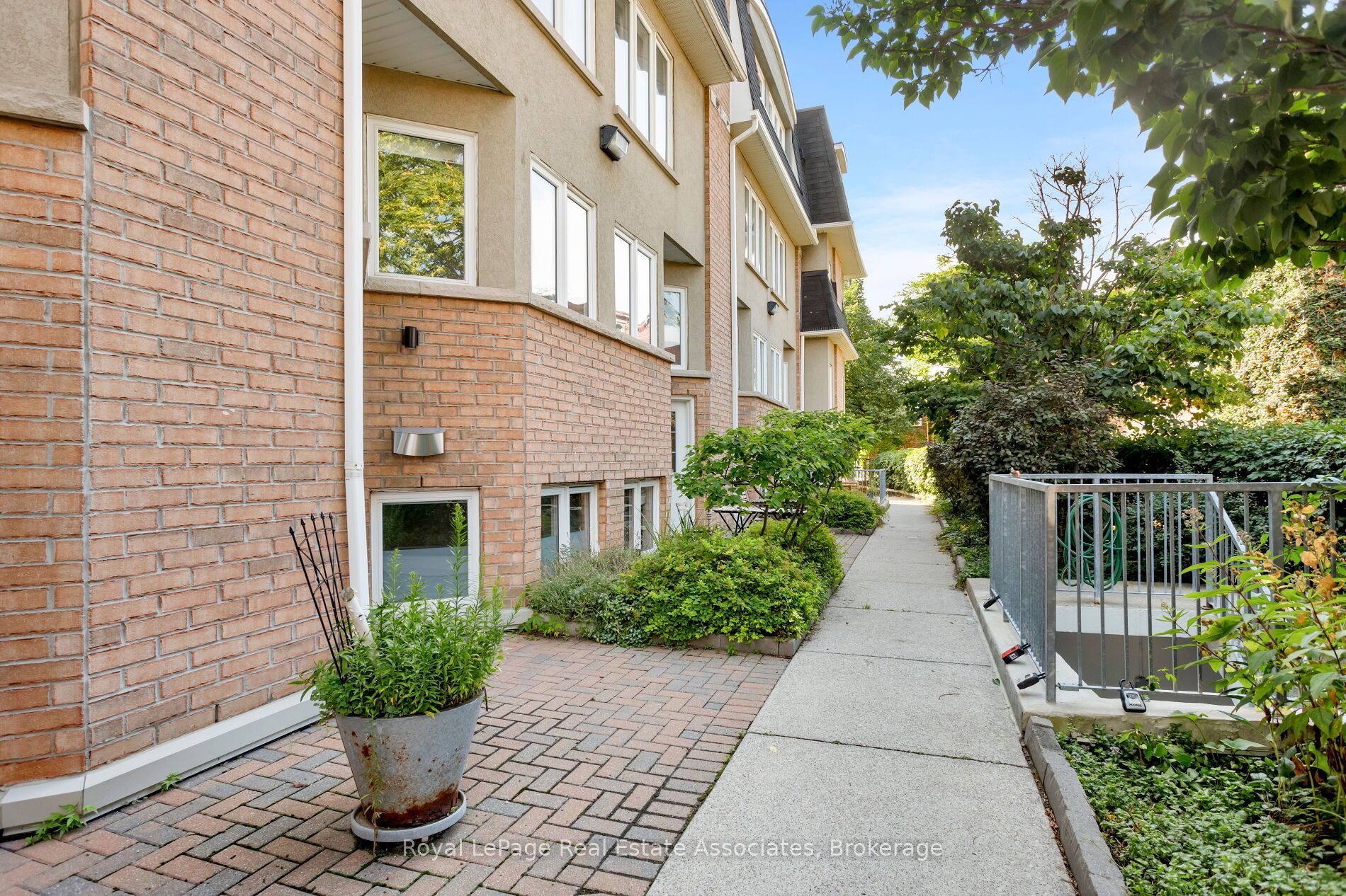 30 Merchant Lane 140, Toronto, ON M6P 4J6 photo 2