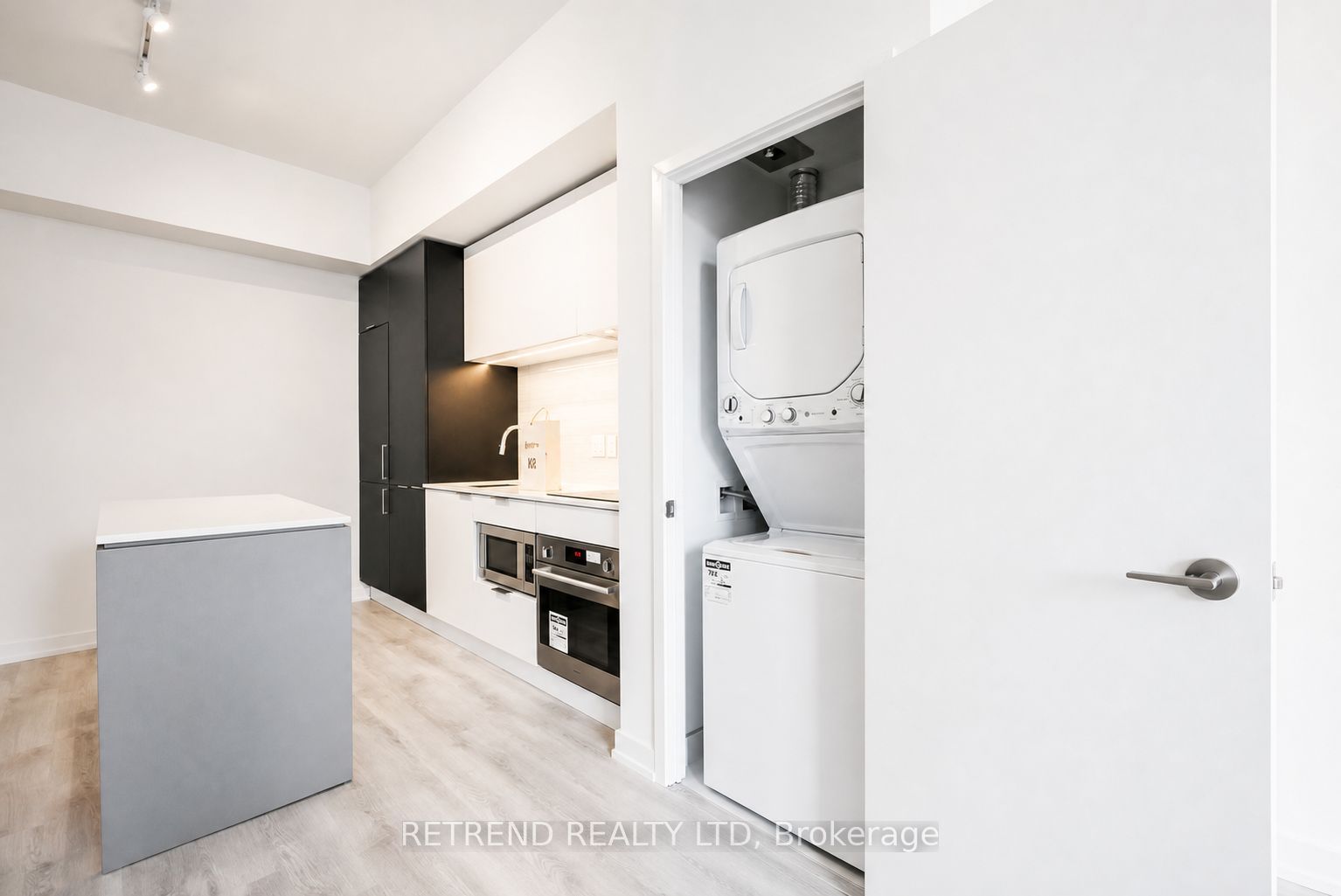 33 Helendale Avenue 2309, Toronto, ON M4R 0A4 photo 4