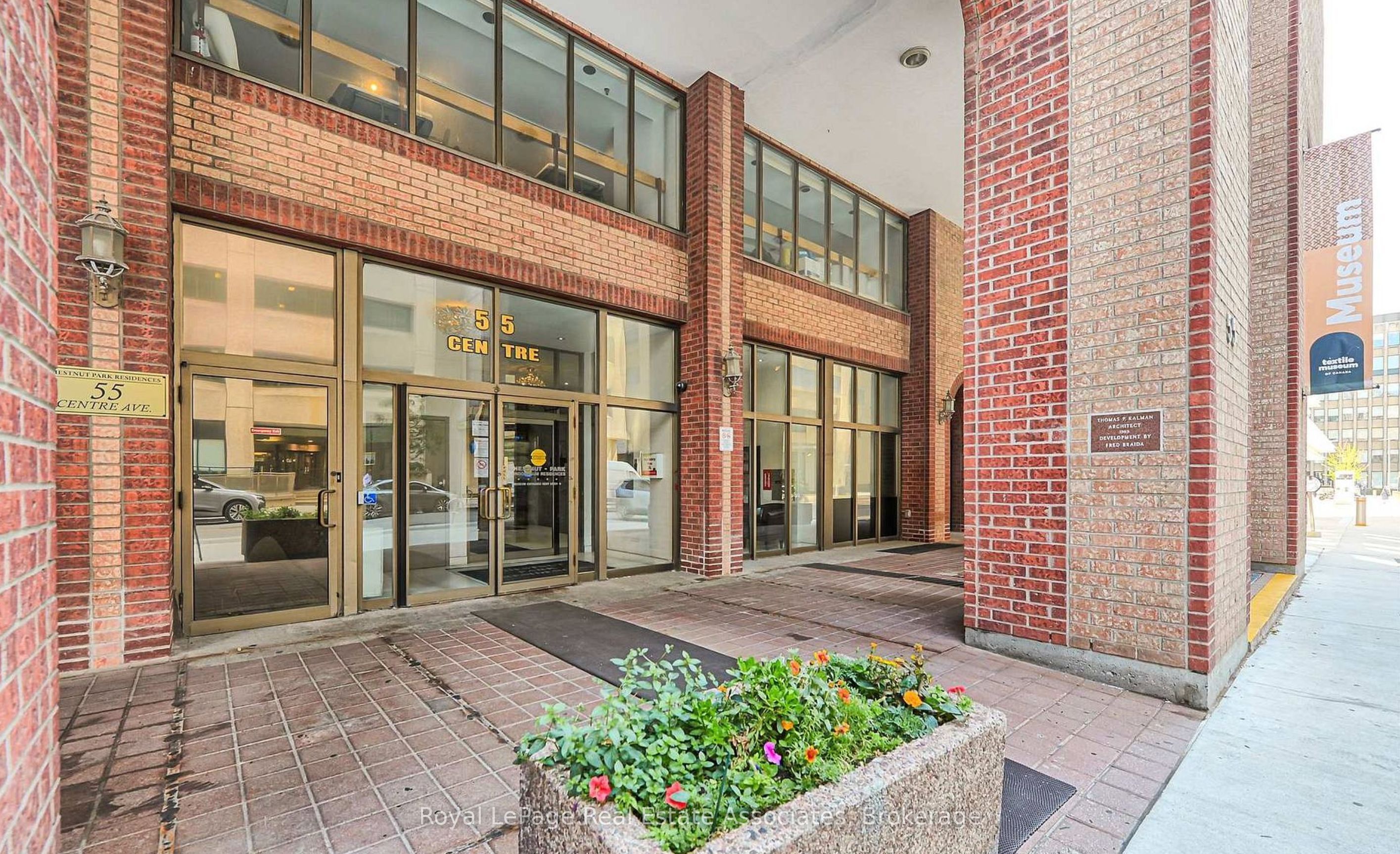 55 Centre Avenue 1805, Toronto, ON M5G 1R4 photo 2