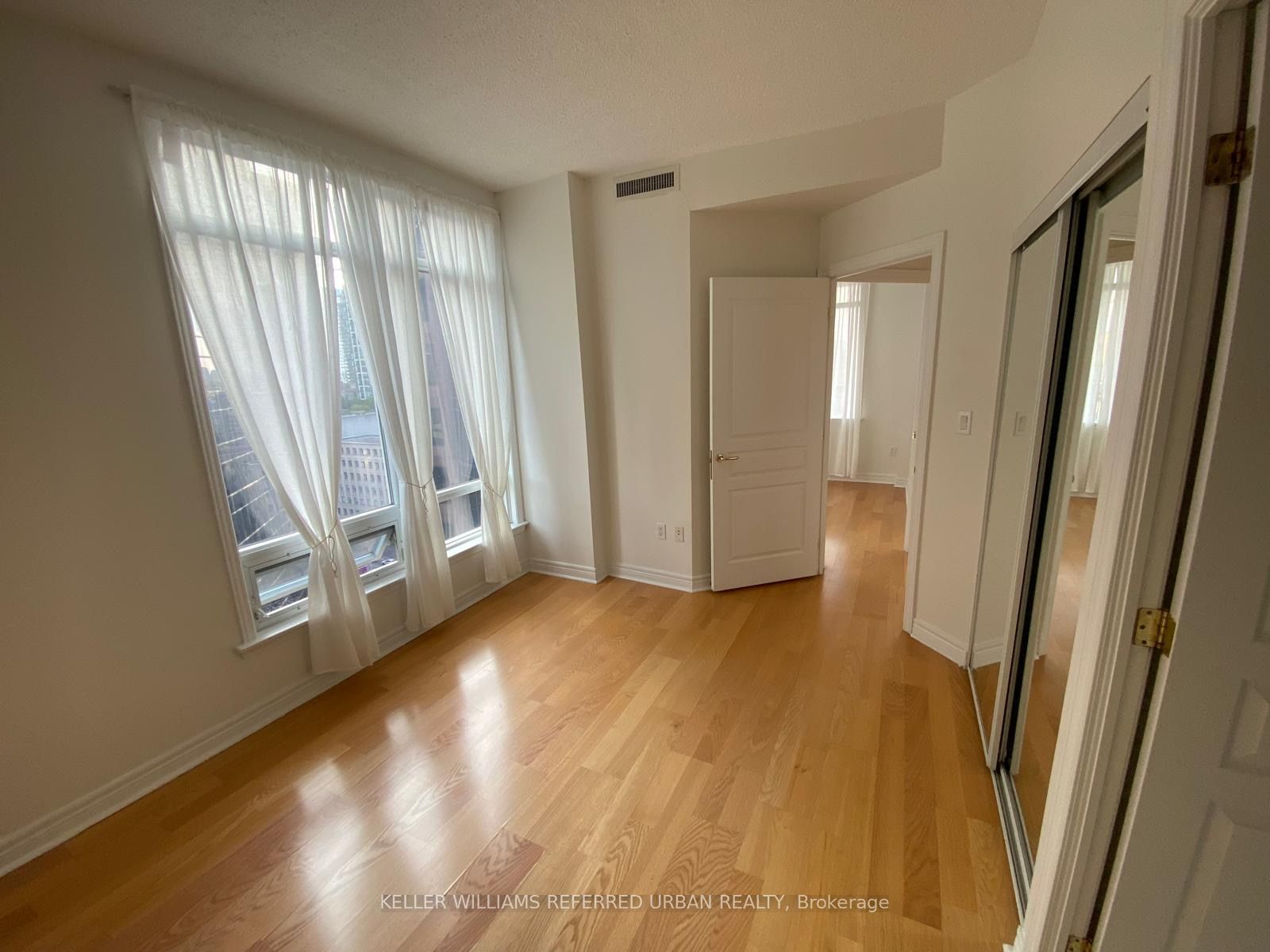 100 Hayden Street 1801, Toronto, ON M4Y 3C7 photo 5