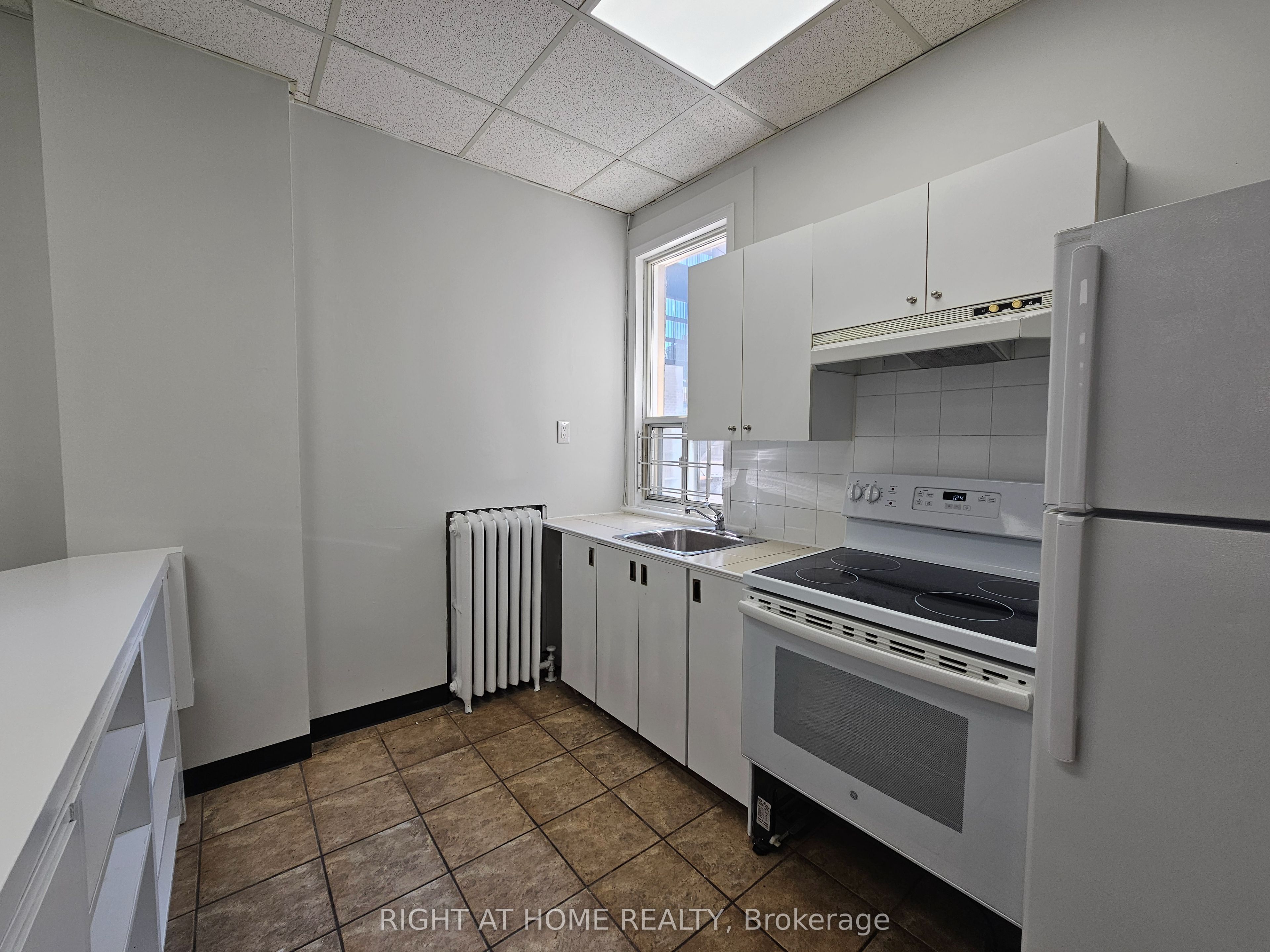 516 Yonge Street 2, Toronto, ON M4Y 1X9 photo 3