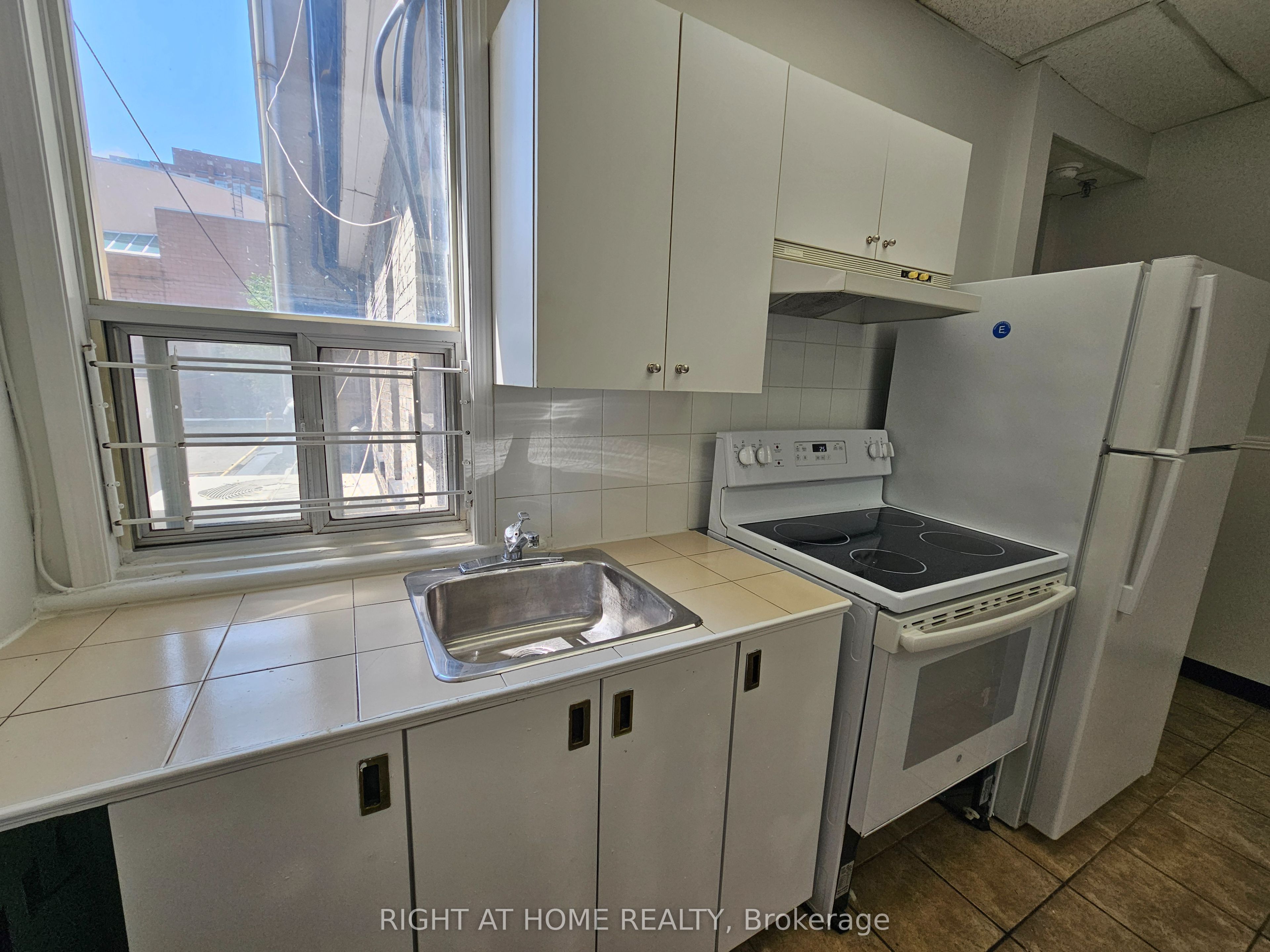 516 Yonge Street 2, Toronto, ON M4Y 1X9 photo 4