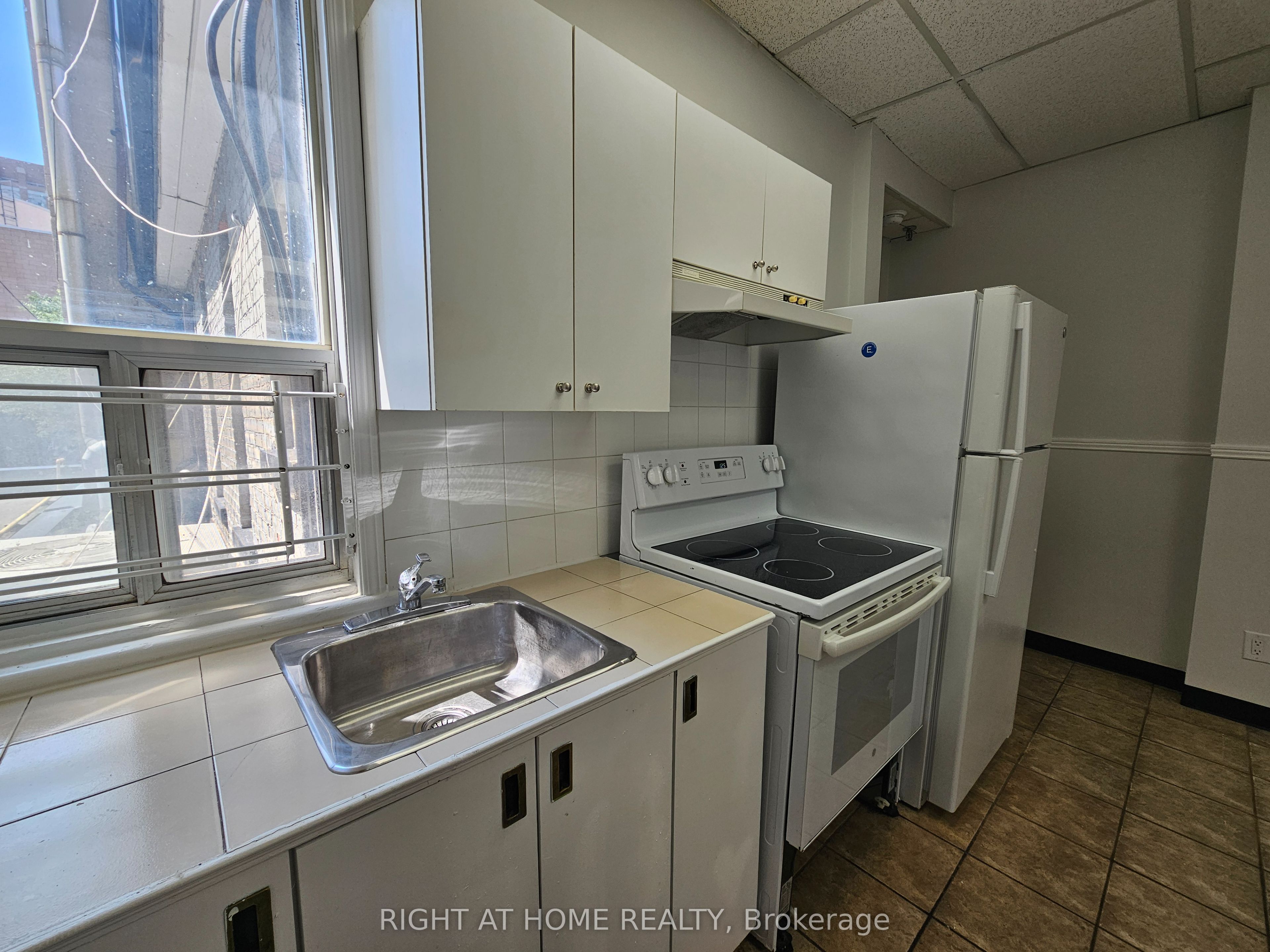 516 Yonge Street 2, Toronto, ON M4Y 1X9 photo 5