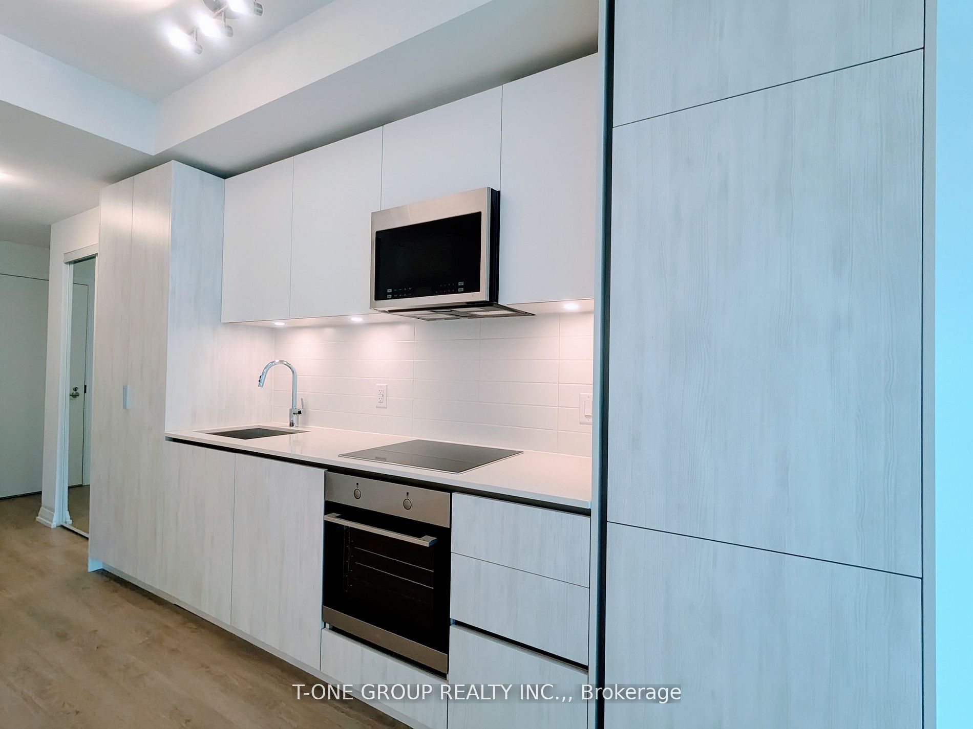 28 Widmer Street 3722, Toronto, ON M5V 0T2 photo 3