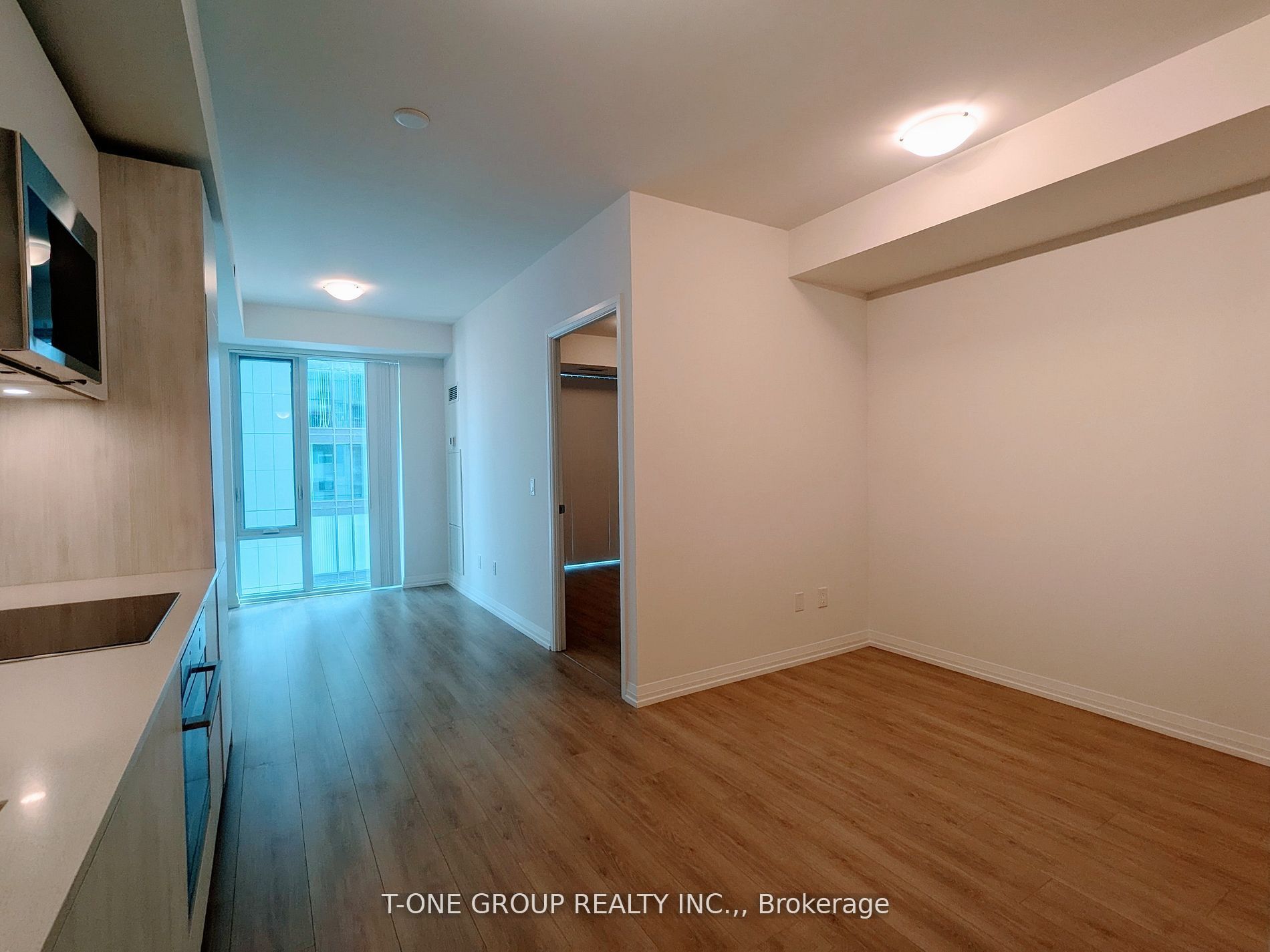 28 Widmer Street 3722, Toronto, ON M5V 0T2 photo 4