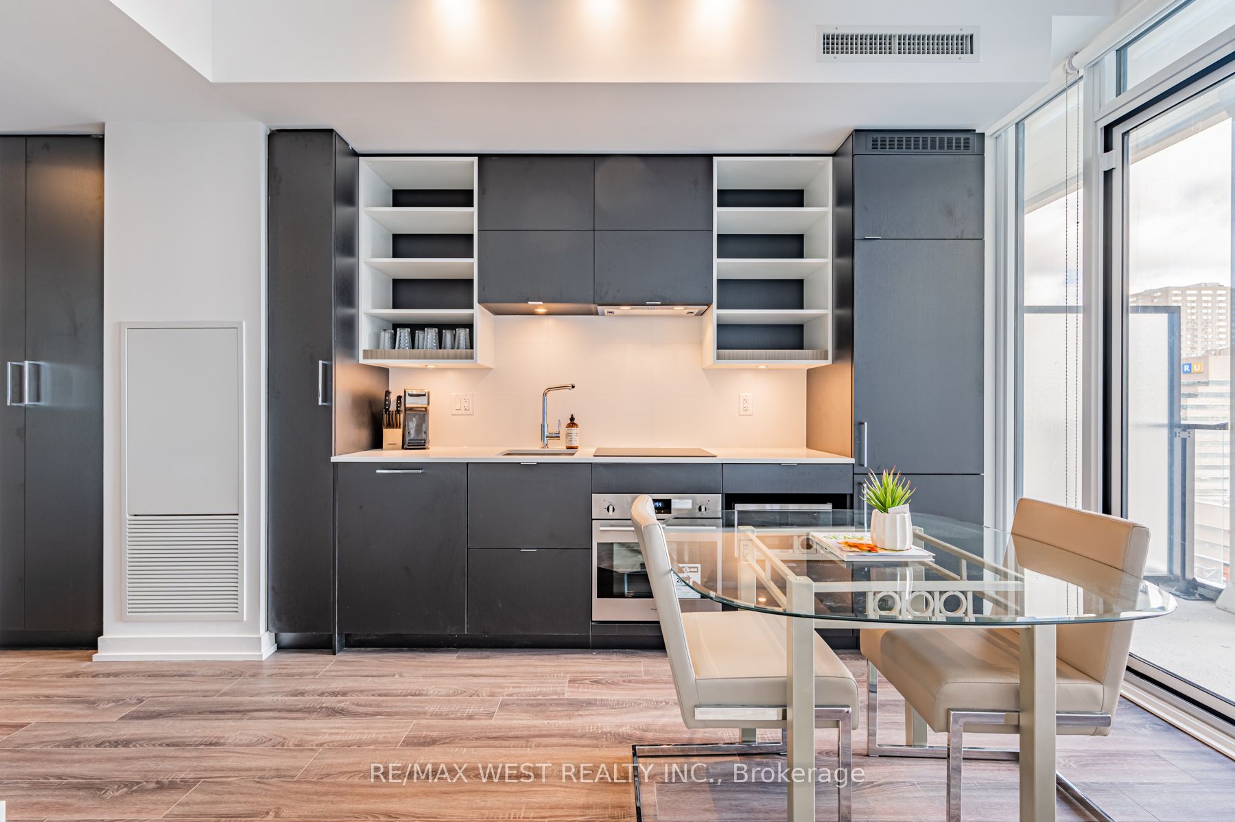20 Edward Street #1218, Toronto, ON M5G 1C9 photo 2