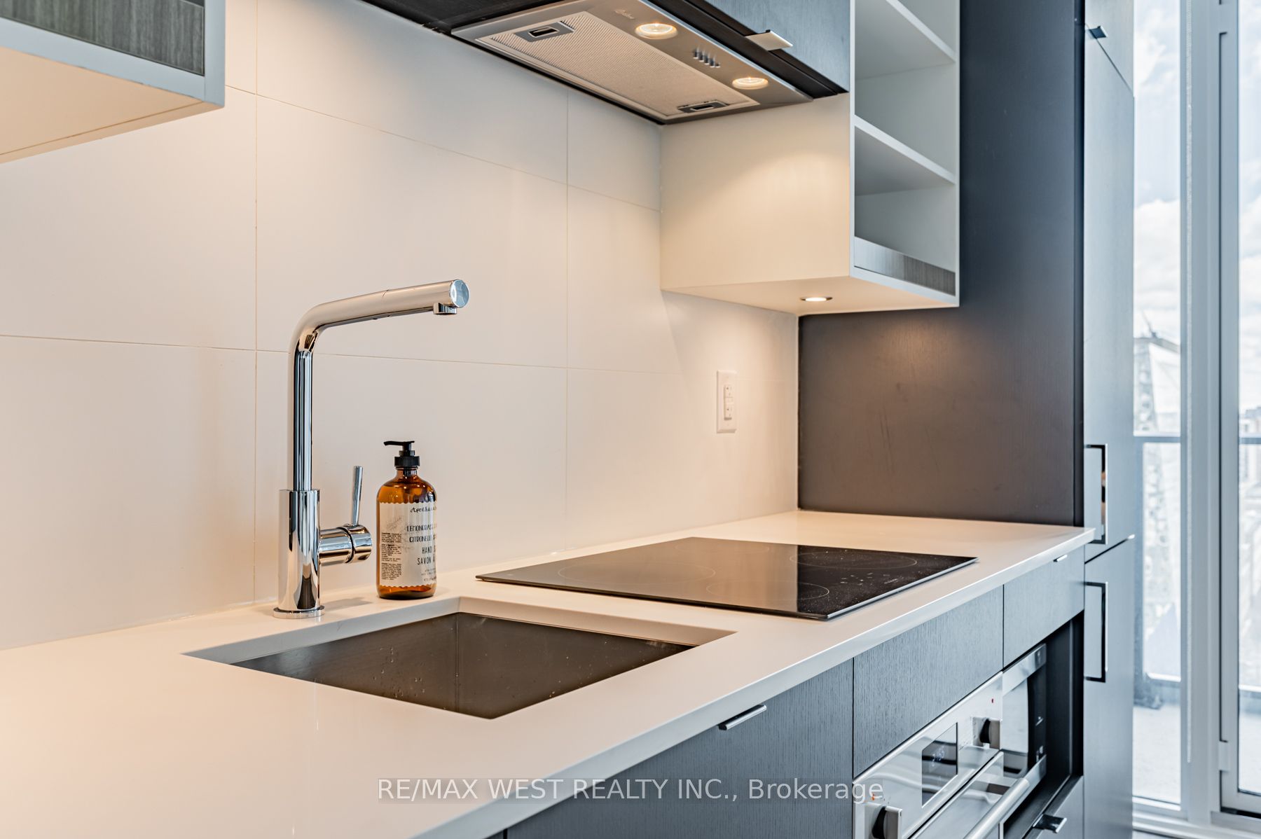 20 Edward Street #1218, Toronto, ON M5G 1C9 photo 3