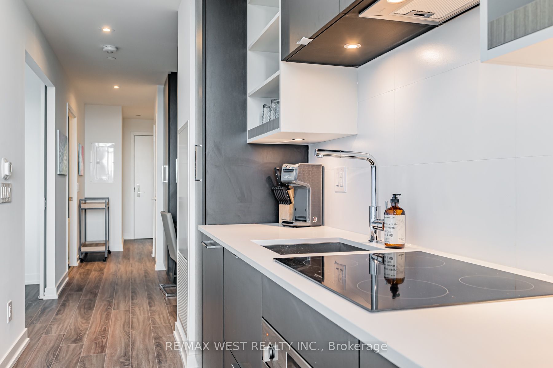 20 Edward Street #1218, Toronto, ON M5G 1C9 photo 4