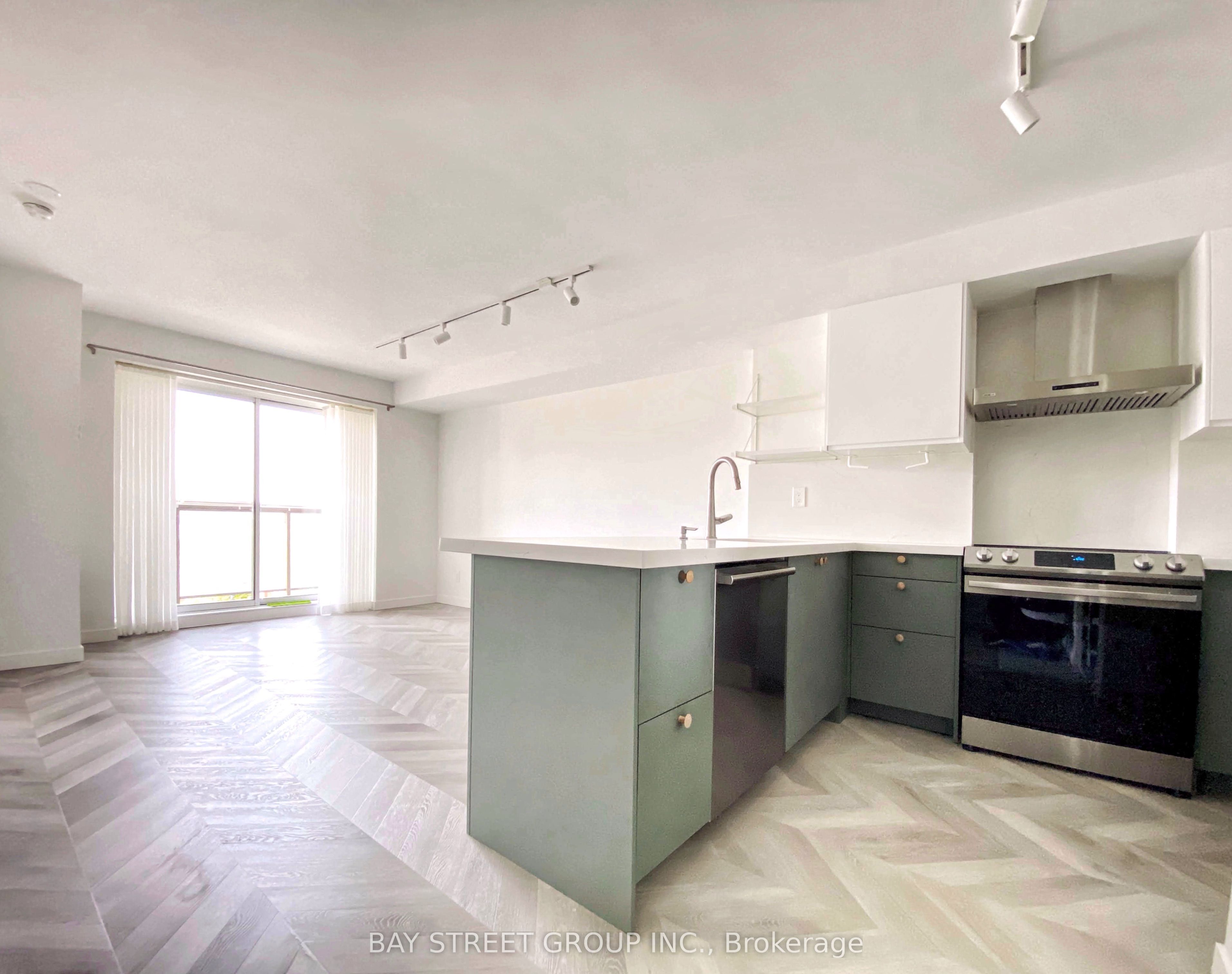 140 Bathurst Street 402, Toronto, ON M5V 3N8
