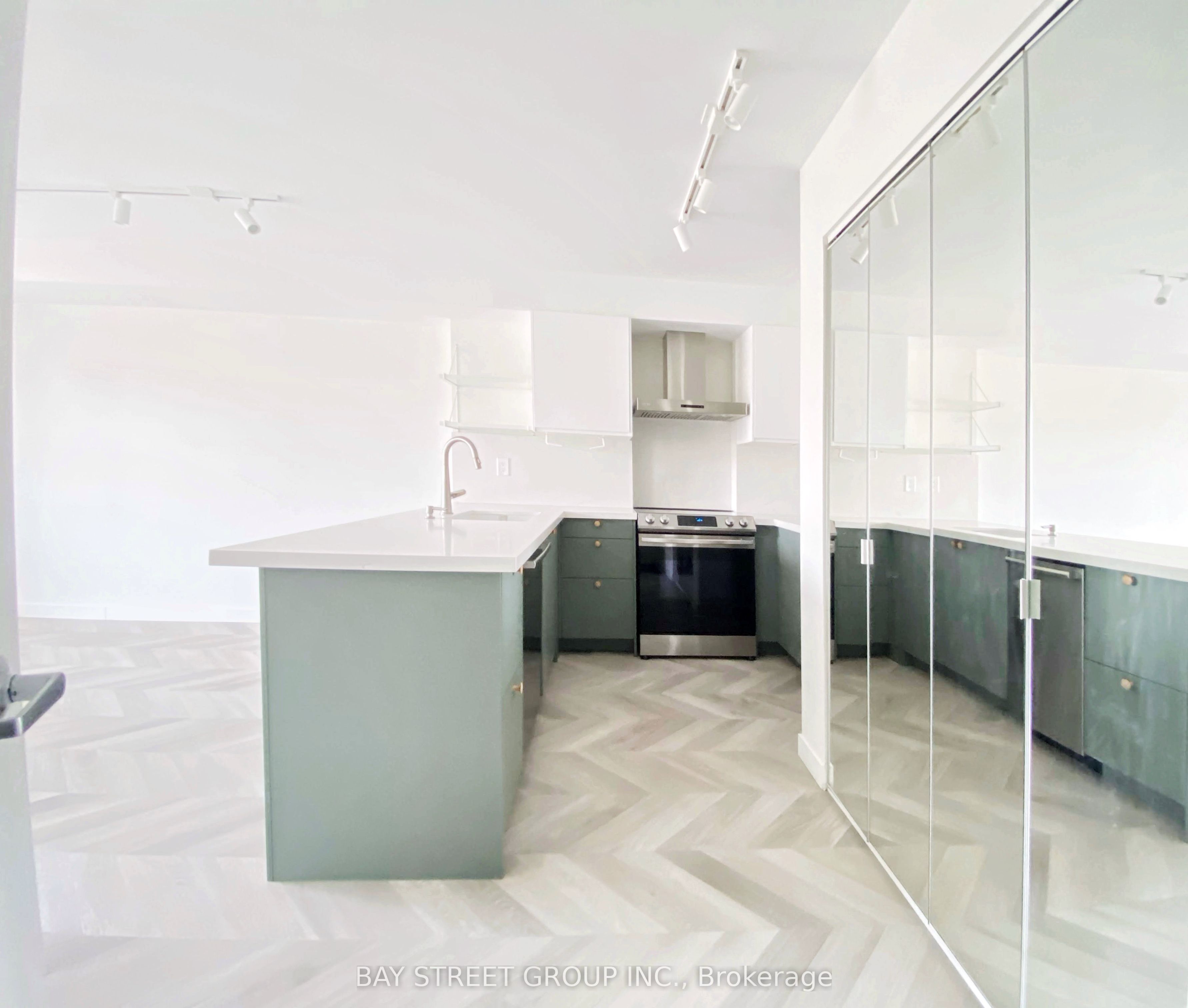 140 Bathurst Street 402, Toronto, ON M5V 3N8 photo 3
