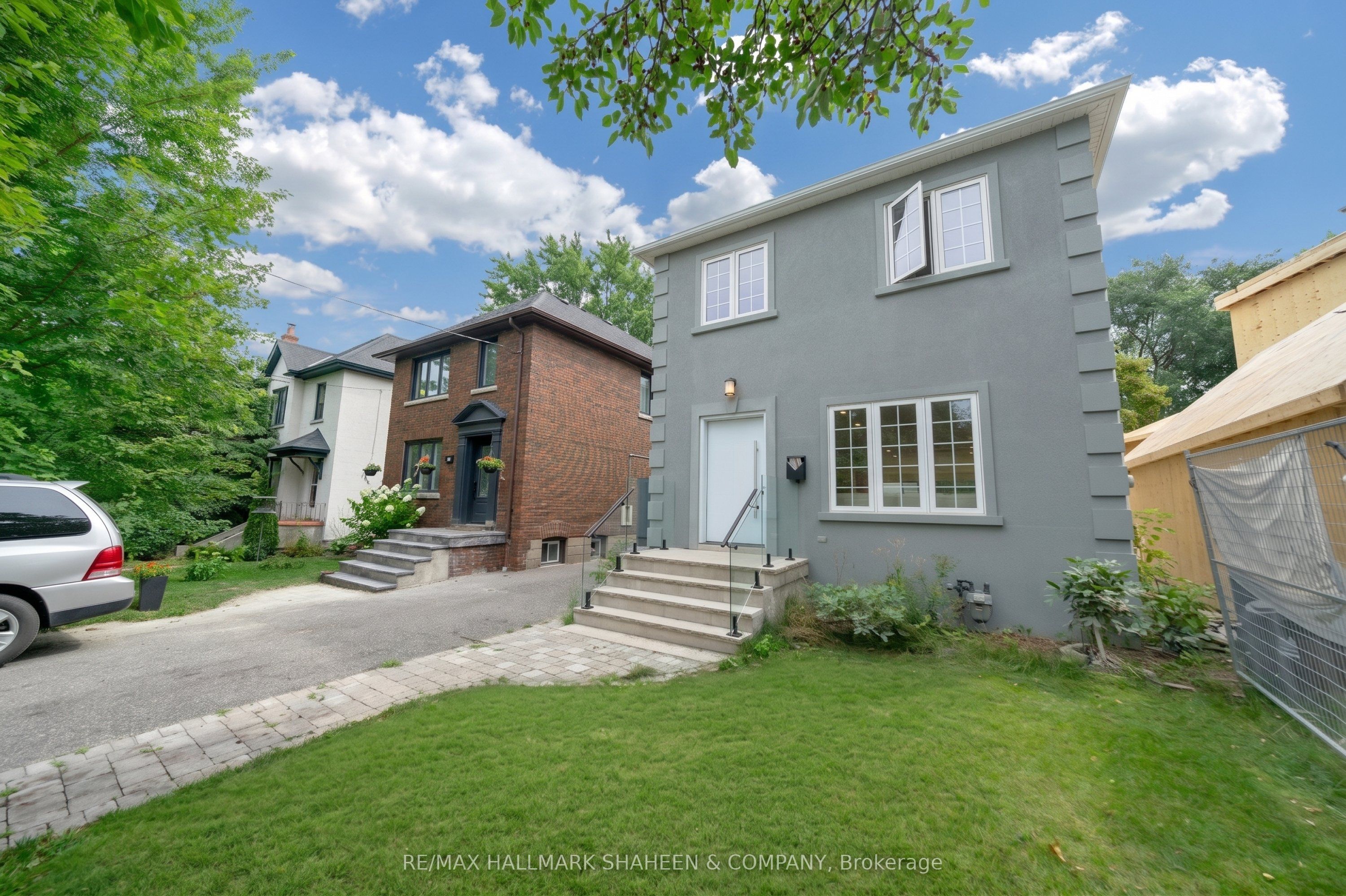 207 Sutherland Drive, Toronto, ON M4G 1J1