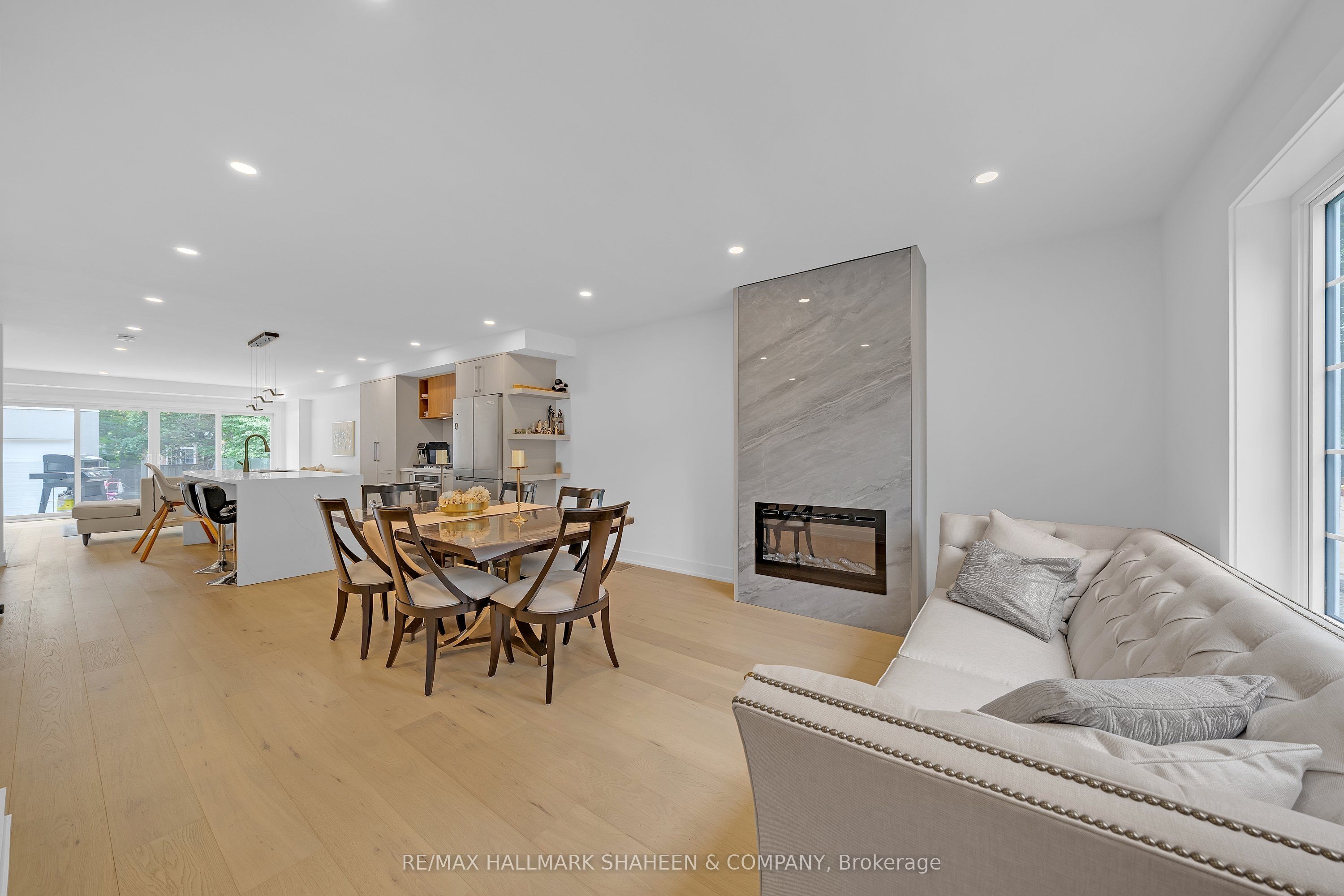 207 Sutherland Drive, Toronto, ON M4G 1J1 photo 2