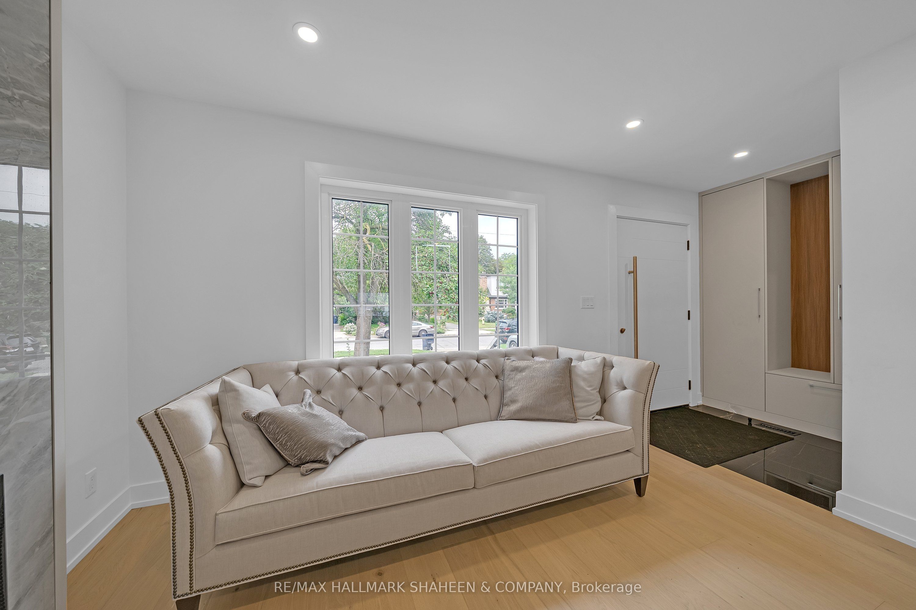 207 Sutherland Drive, Toronto, ON M4G 1J1 photo 3
