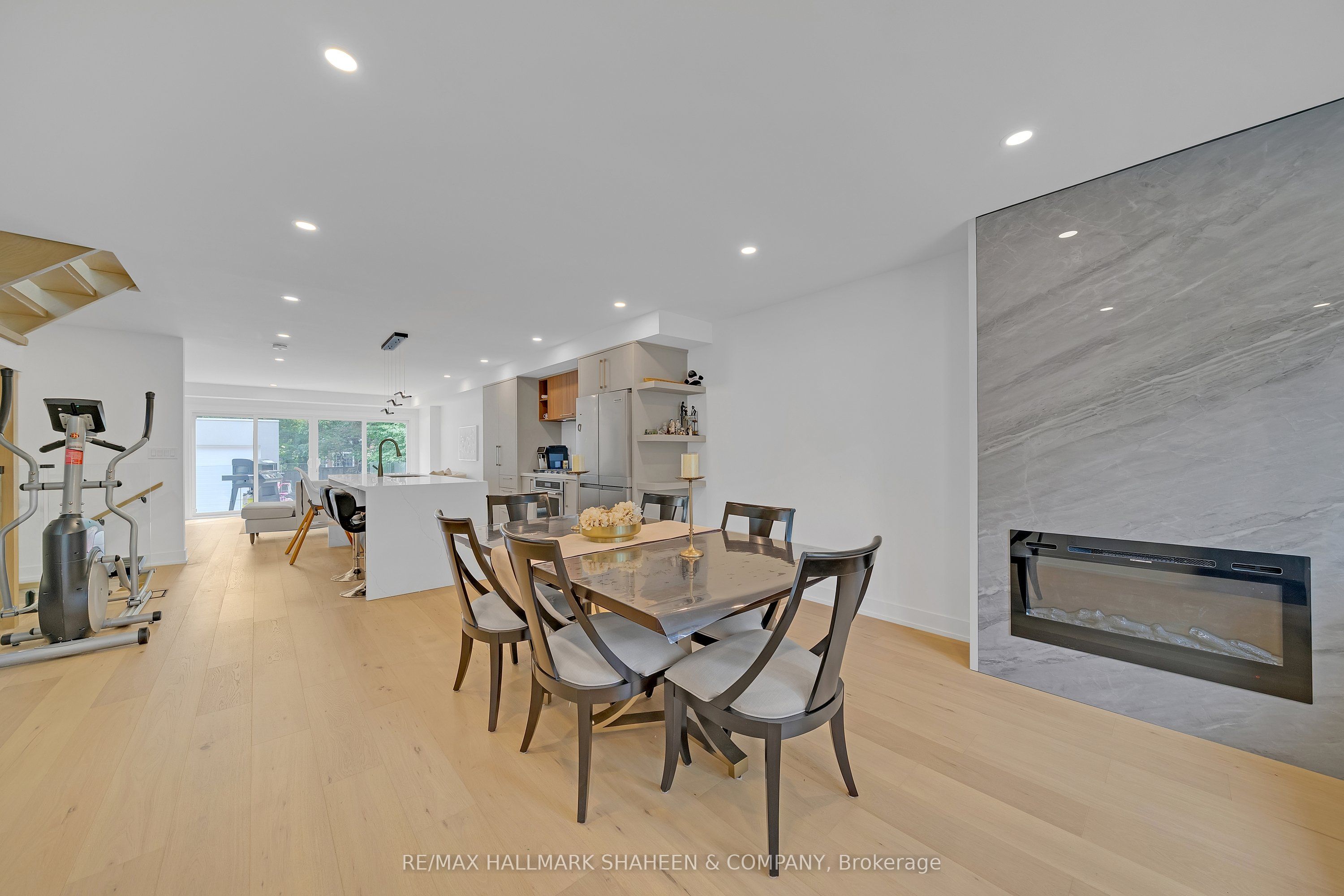 207 Sutherland Drive, Toronto, ON M4G 1J1 photo 4