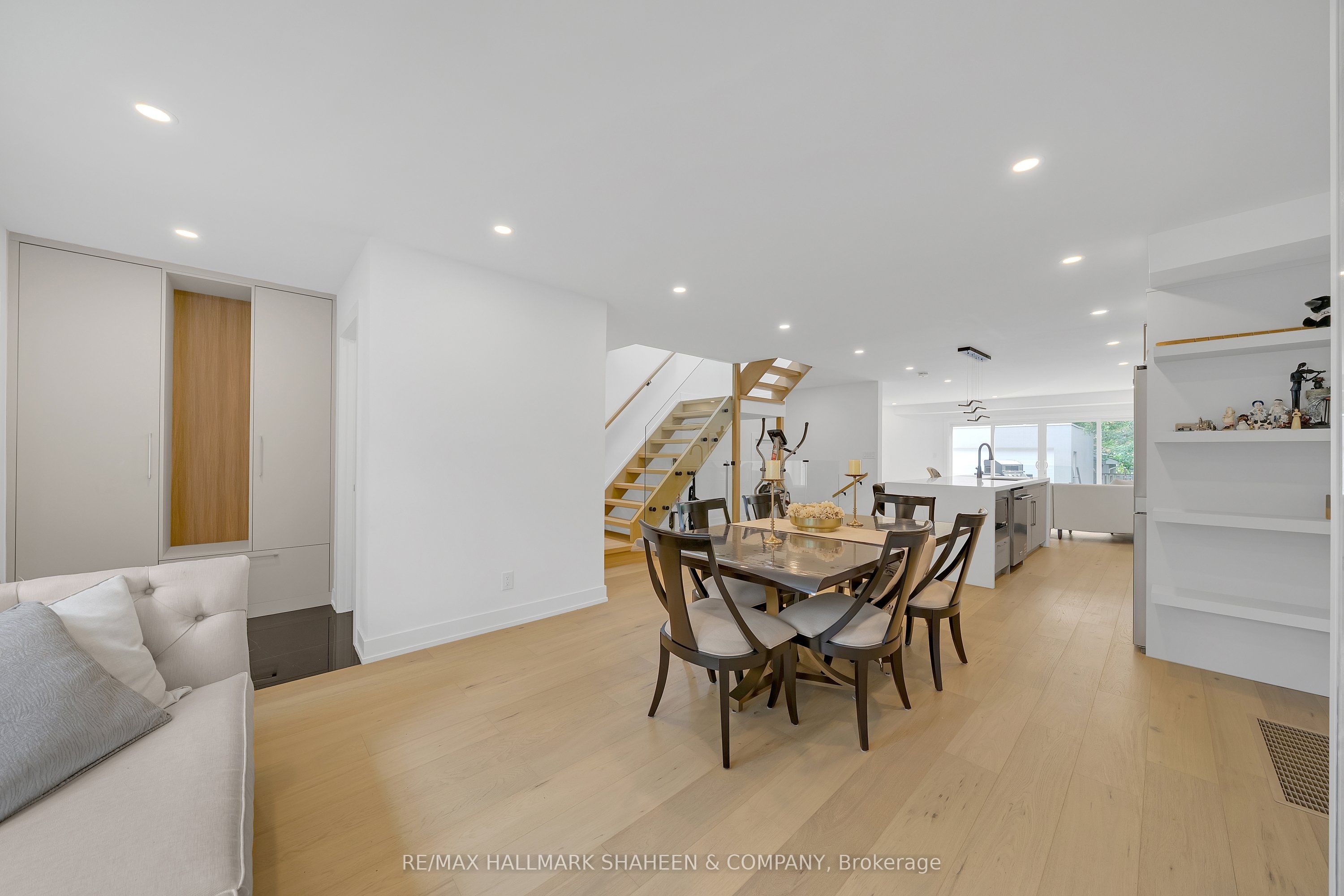 207 Sutherland Drive, Toronto, ON M4G 1J1 photo 5