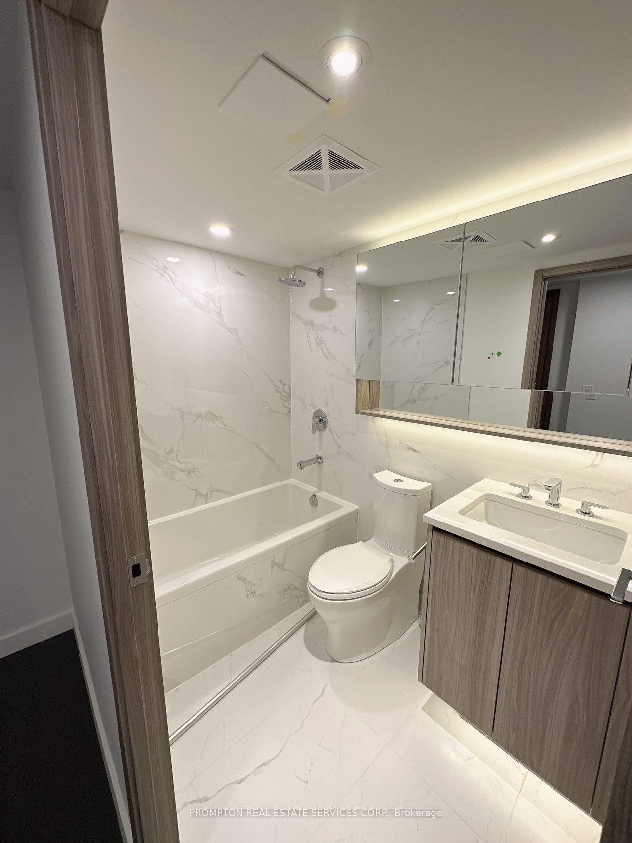 38 Widmer Street 1707, Toronto, ON M5V 0P7 photo 3