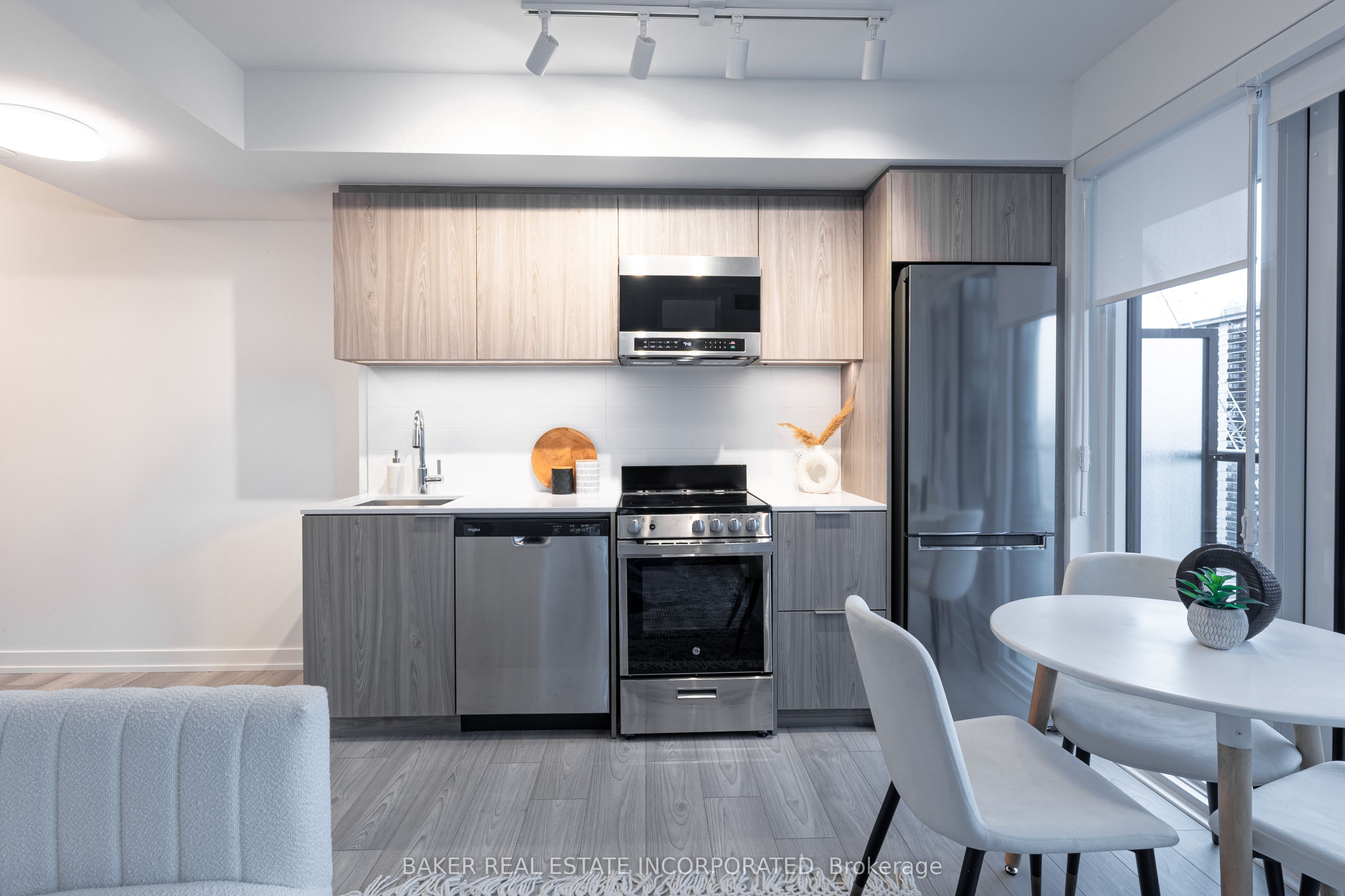 223 Redpath Avenue 1410, Toronto, ON M4P 0E8 photo 3