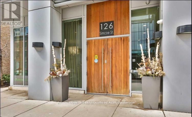 126 Simcoe Street 2106, Toronto, ON M5H 4E6 photo 5