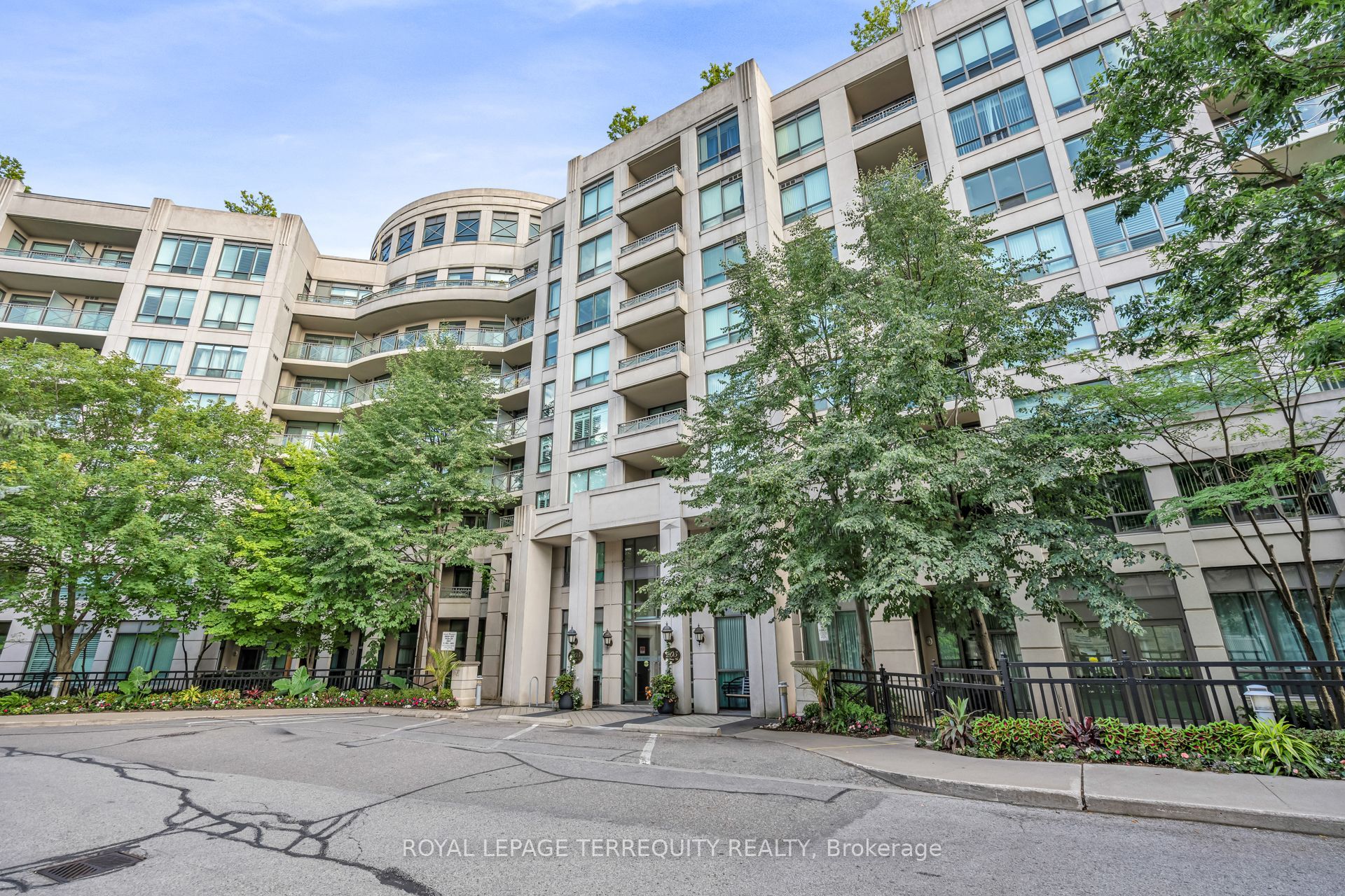 205 W The Donway W 402, Toronto, ON M3B 3S5
