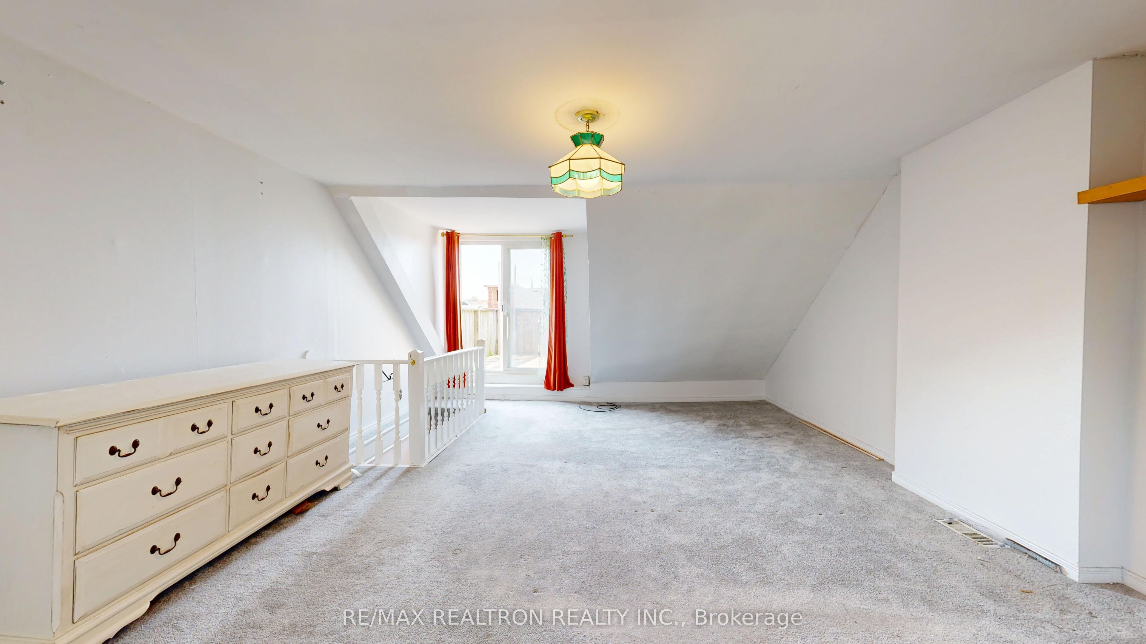 32 Macklem Avenue Upper, Toronto, ON M6J 3M2 photo 4