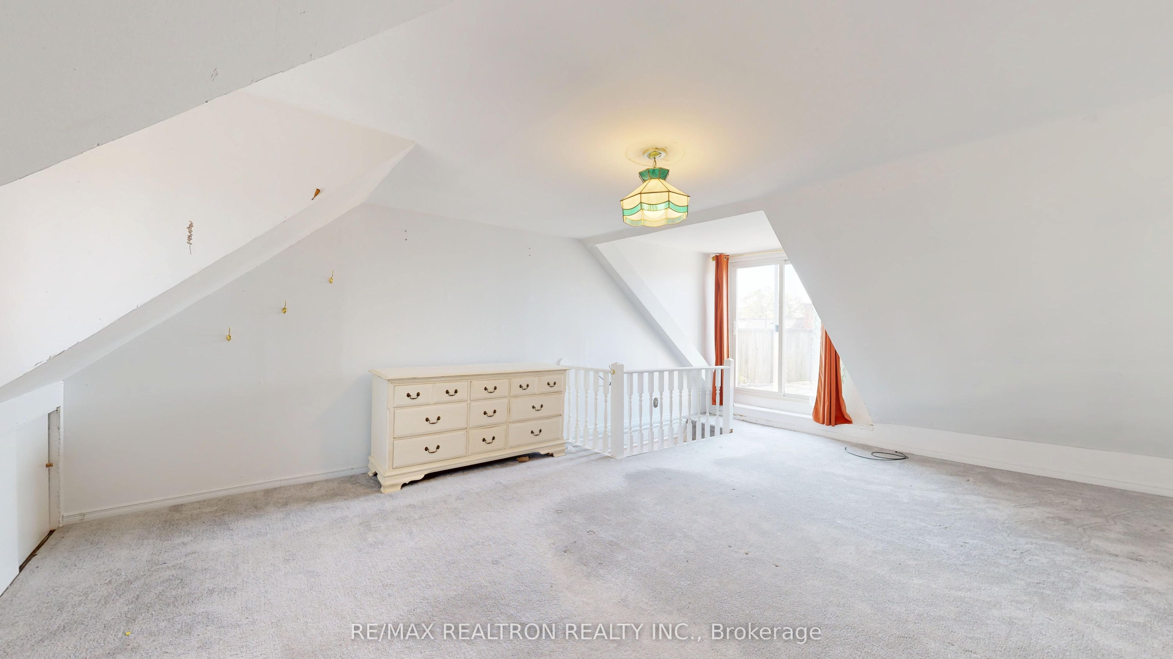 32 Macklem Avenue Upper, Toronto, ON M6J 3M2 photo 5