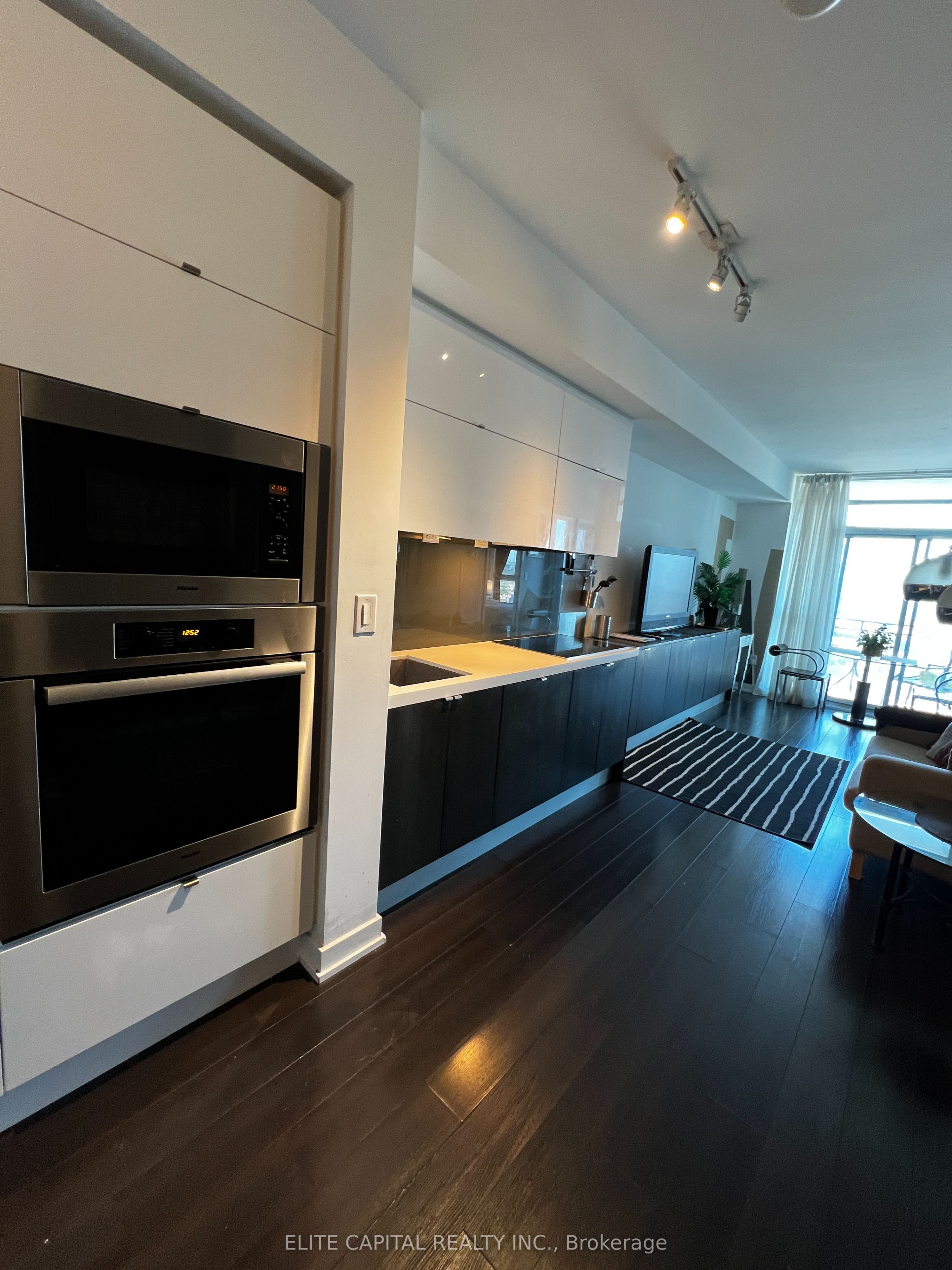 21 Iceboat Terrace 3610, Toronto, ON M5V 4A9 photo 4