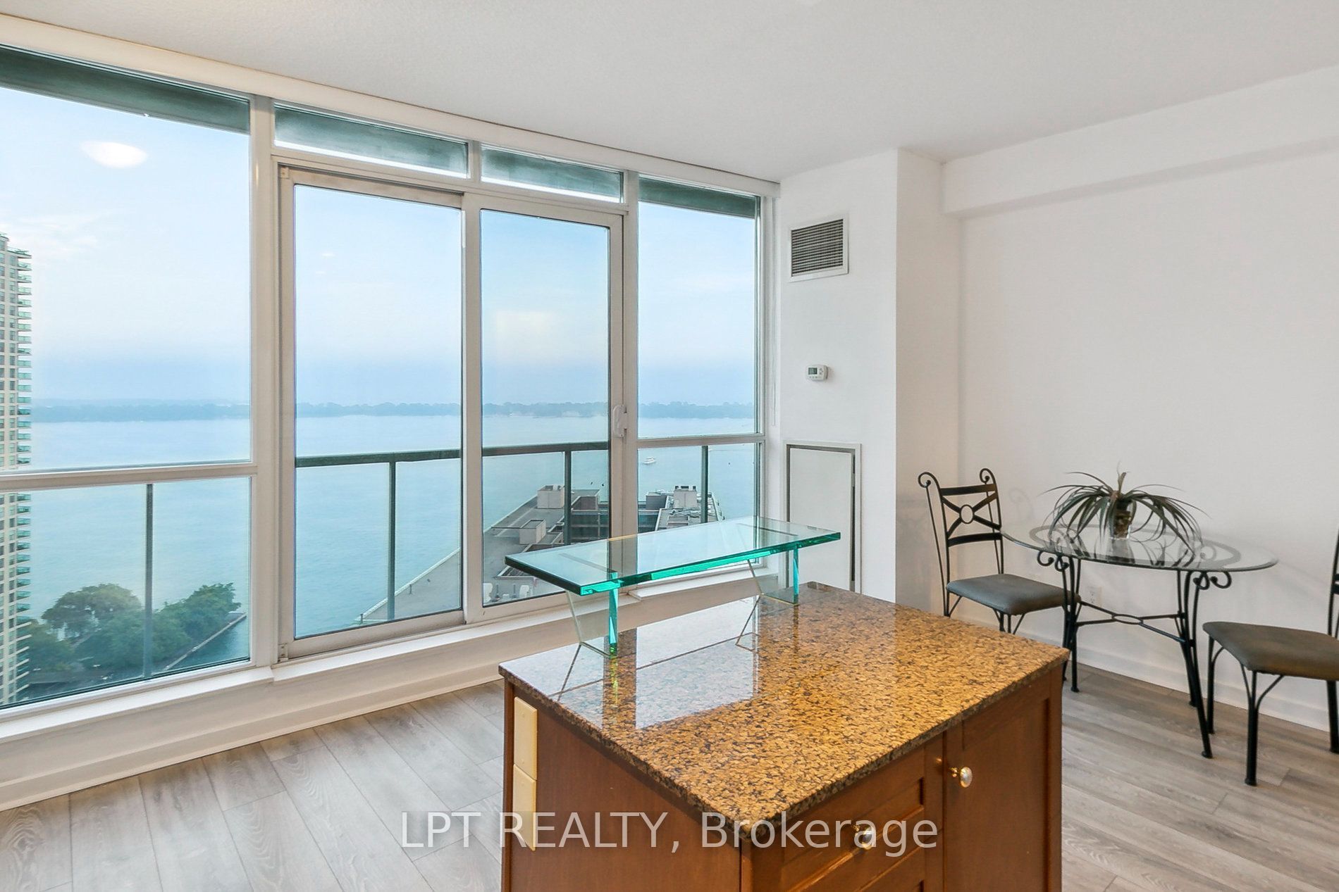 208 Queens Quay W 2604, Toronto, ON M5J 2Y5 photo 2