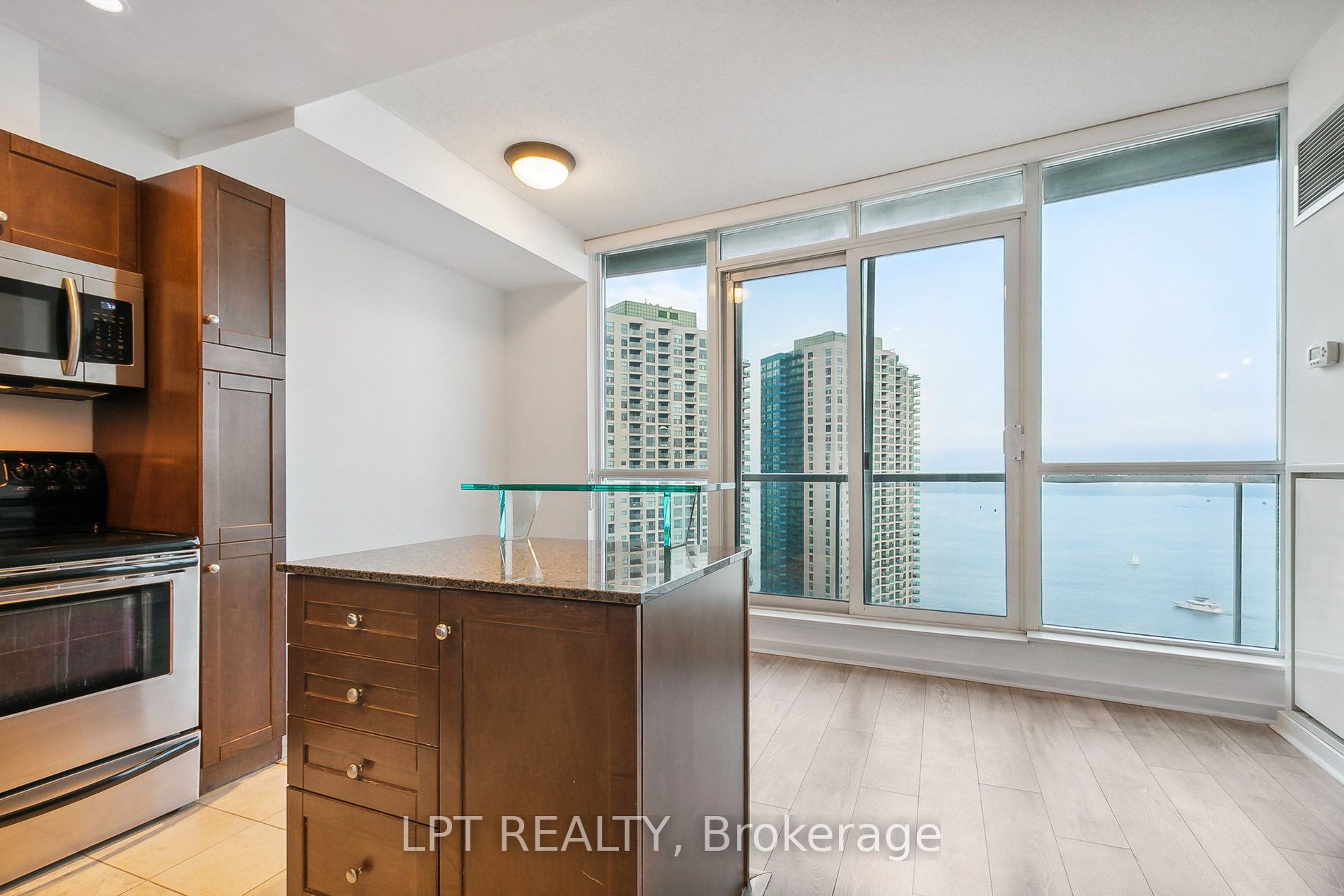 208 Queens Quay W 2604, Toronto, ON M5J 2Y5 photo 3