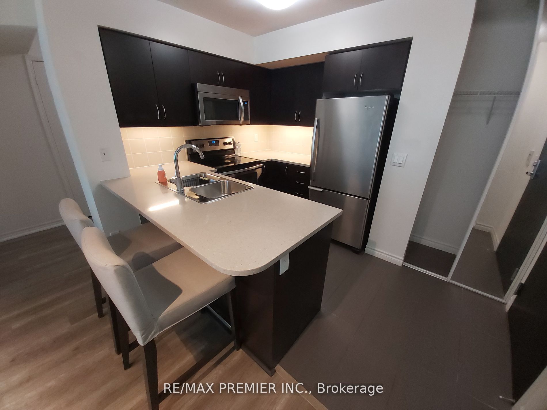 19 Grand Trunk Crescent 2507, Toronto, ON M5J 3A3 photo 2