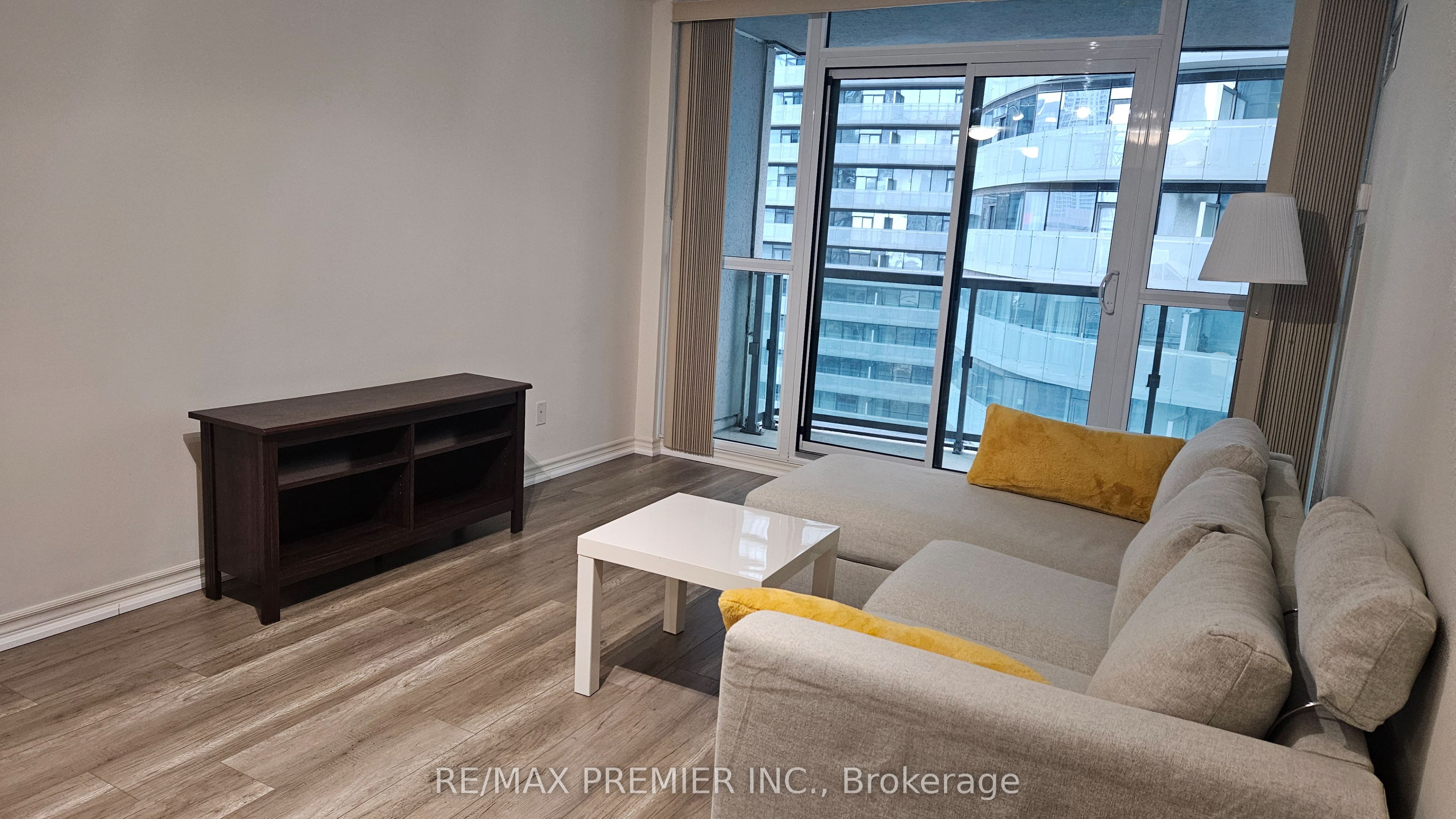 19 Grand Trunk Crescent 2507, Toronto, ON M5J 3A3 photo 4