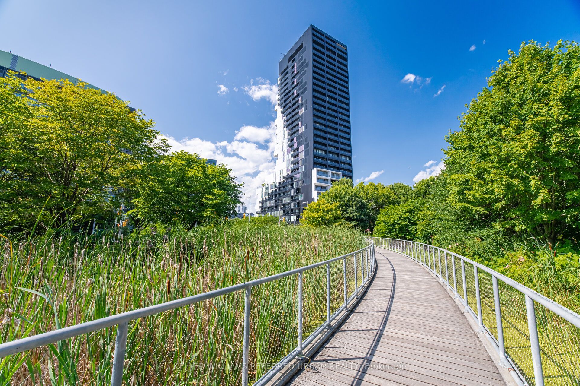 170 Bayview Avenue Th105, Toronto, ON M5A 0M4