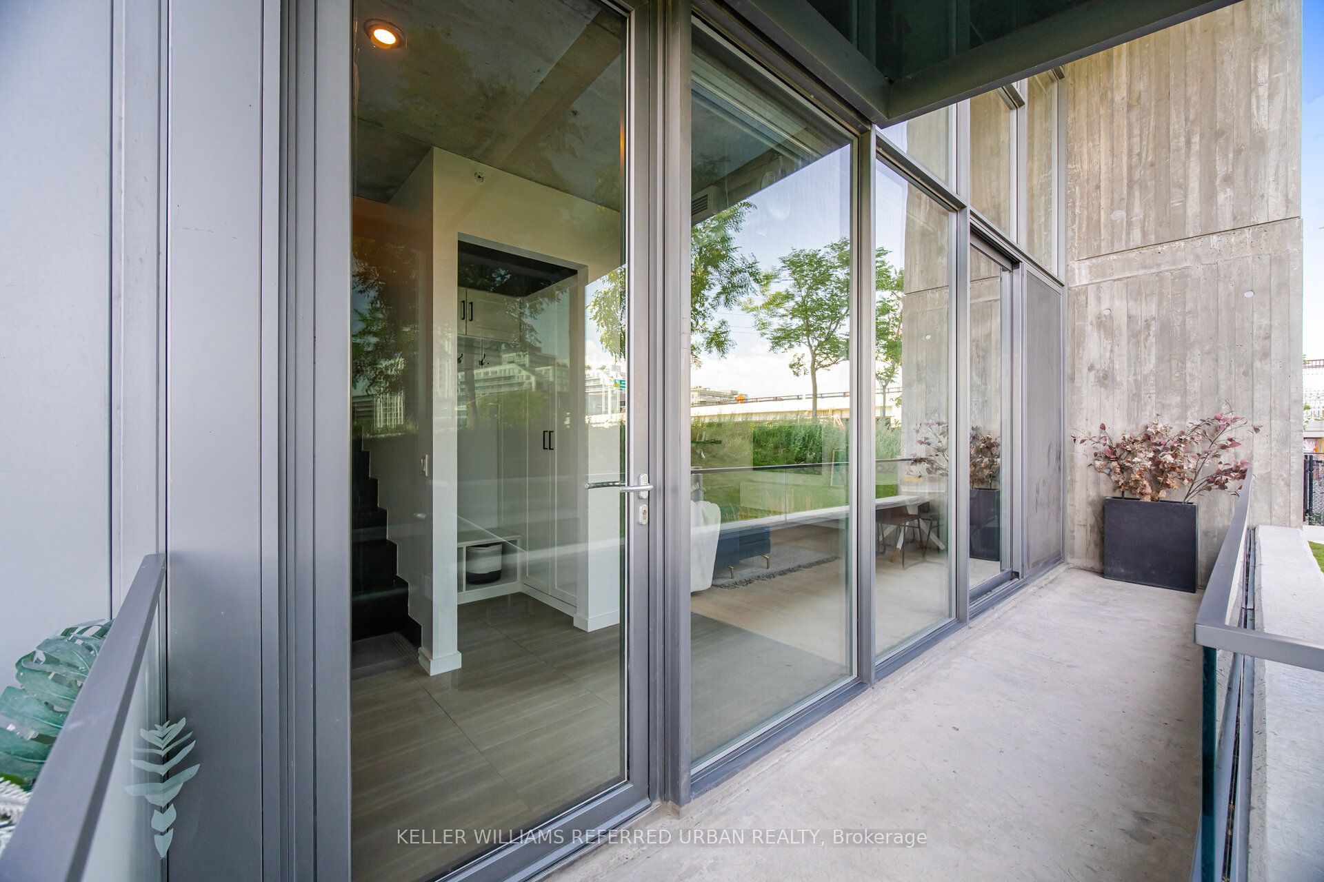 170 Bayview Avenue Th105, Toronto, ON M5A 0M4 photo 2