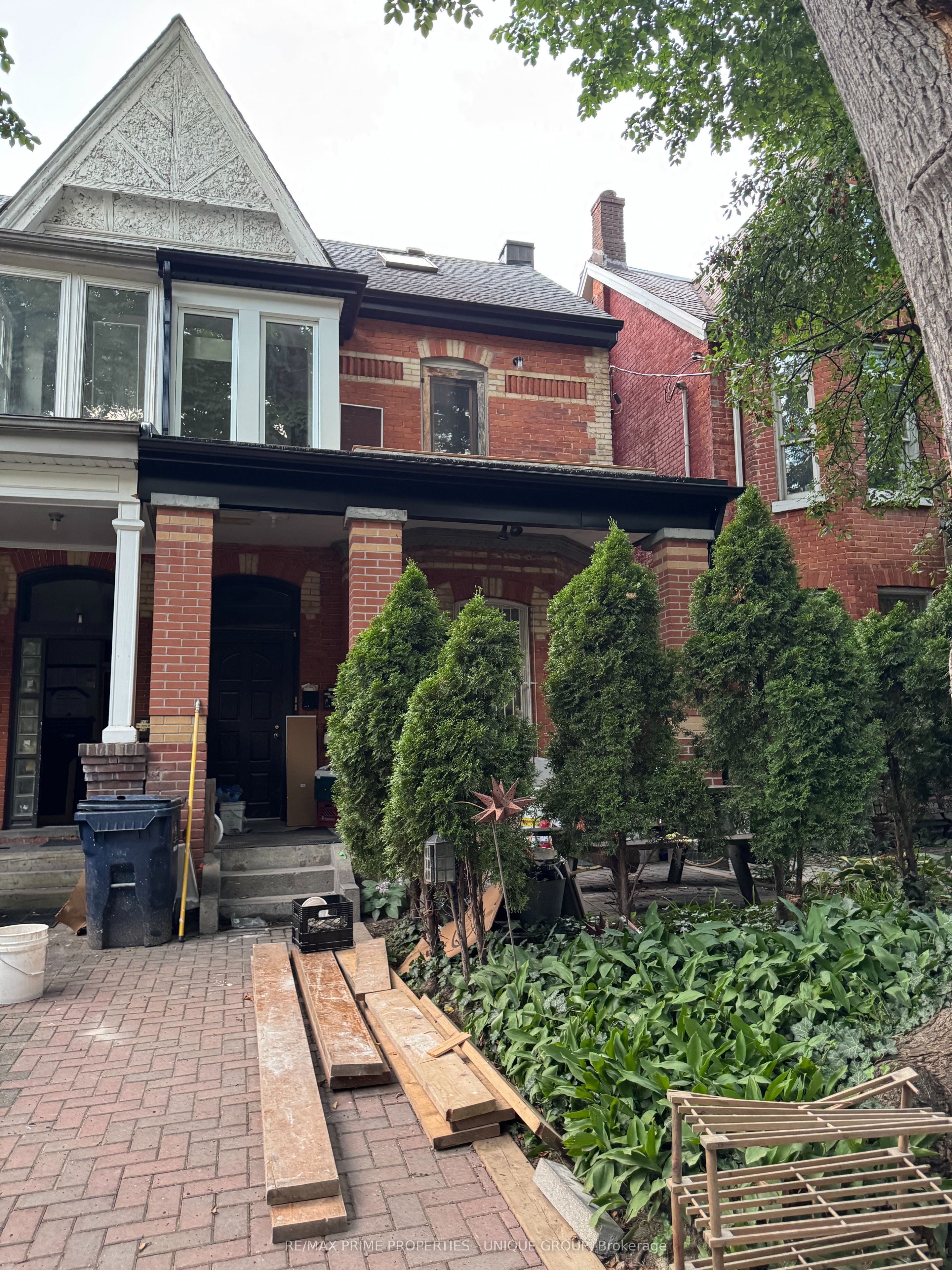 62 Henry Street 2, Toronto, ON M5T 1X2
