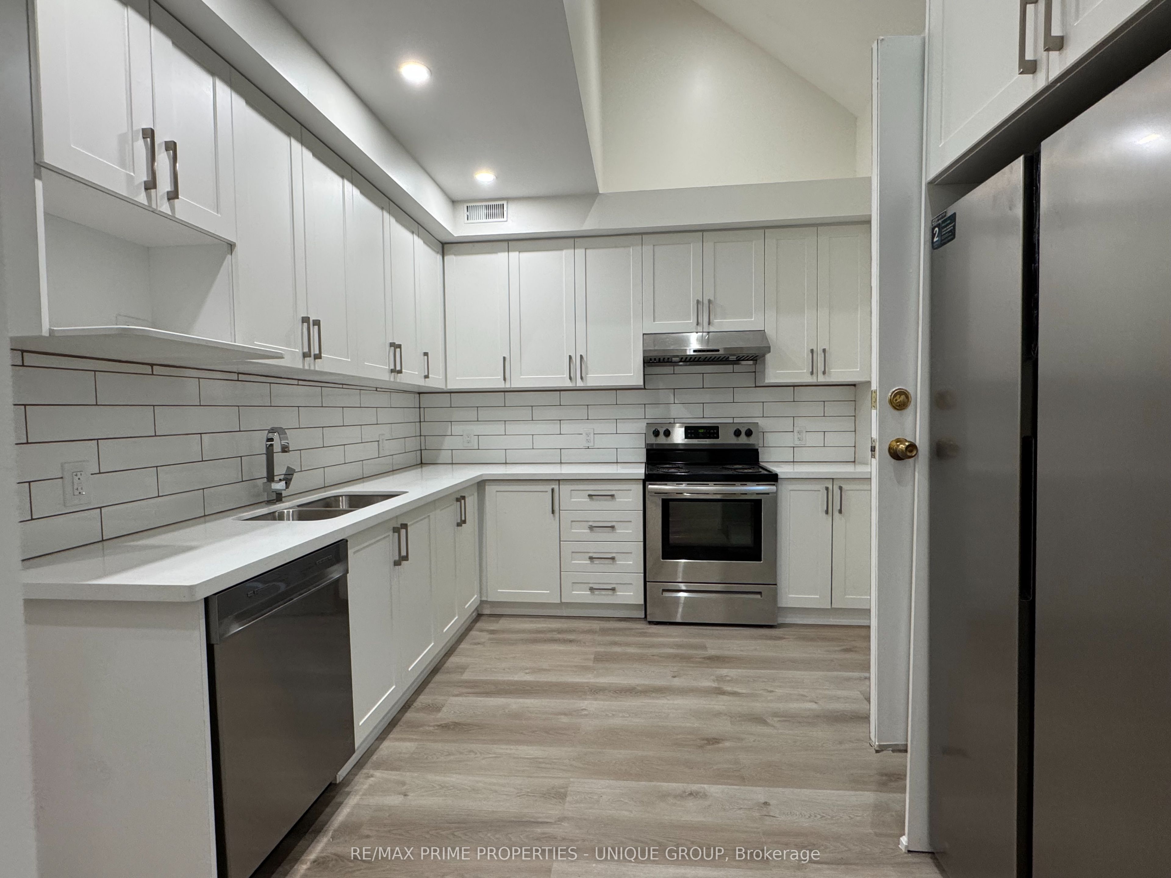 62 Henry Street 2, Toronto, ON M5T 1X2 photo 2