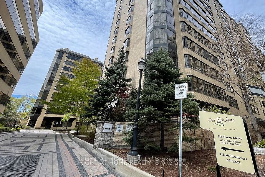 280 Simcoe Street 404, Toronto, ON M5T 2Y5