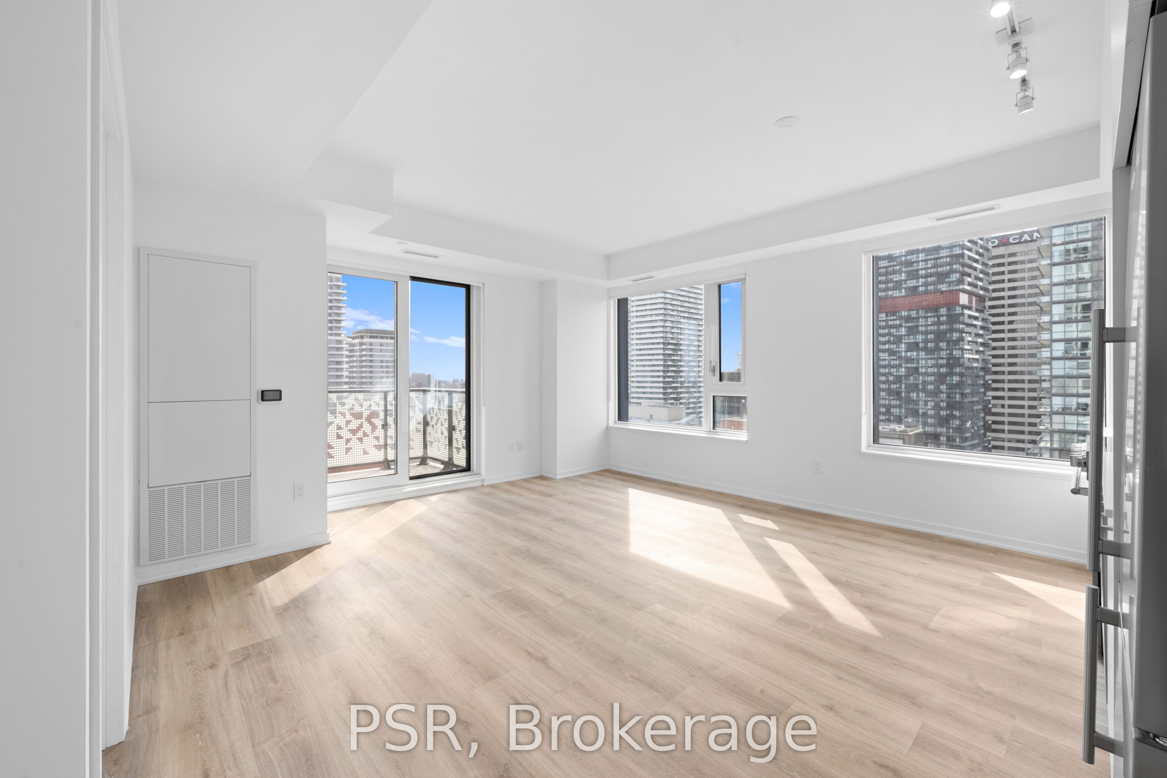 101 Roehampton Avenue 2410, Toronto, ON M4P 2W2 photo 2