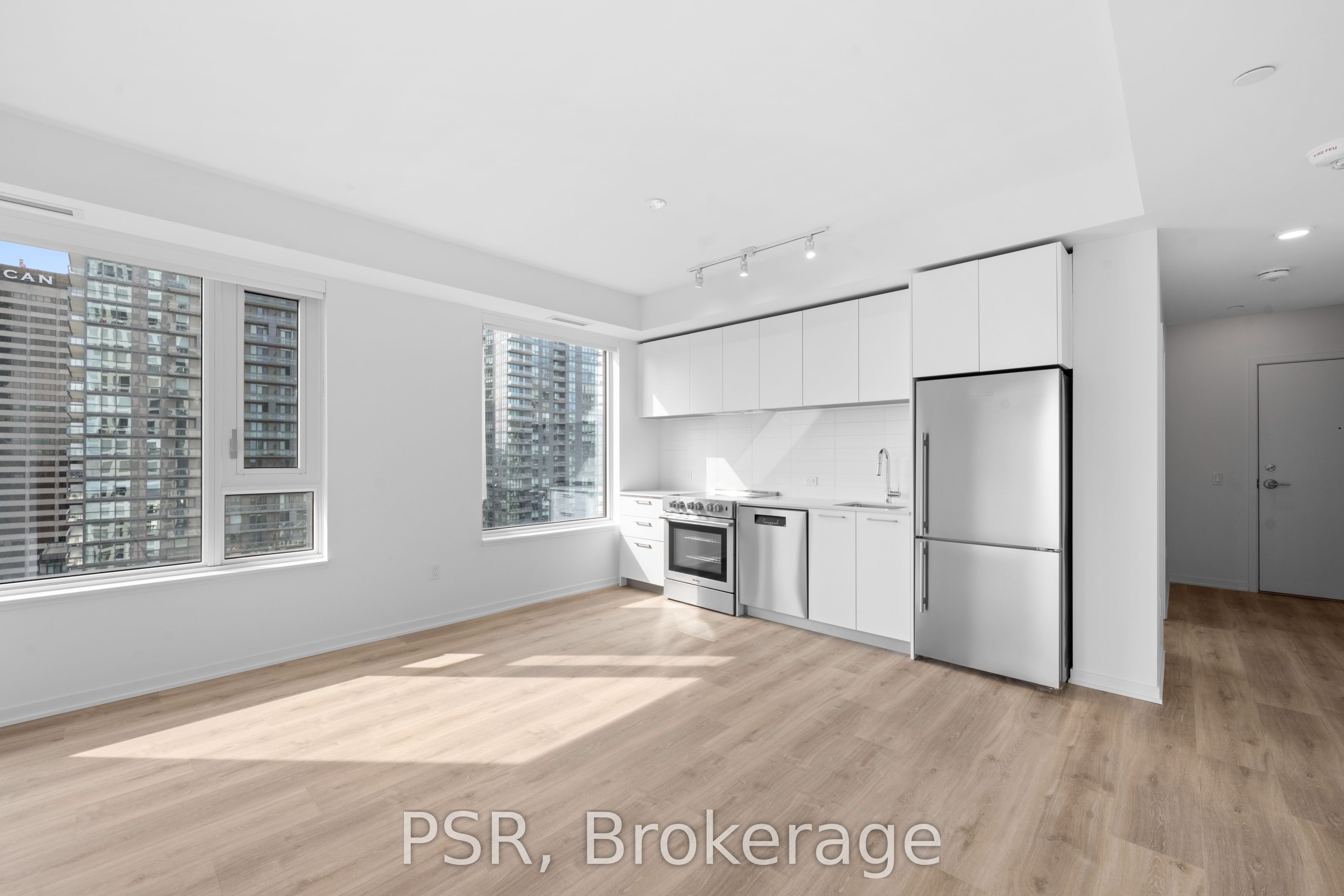 101 Roehampton Avenue 2410, Toronto, ON M4P 2W2 photo 3