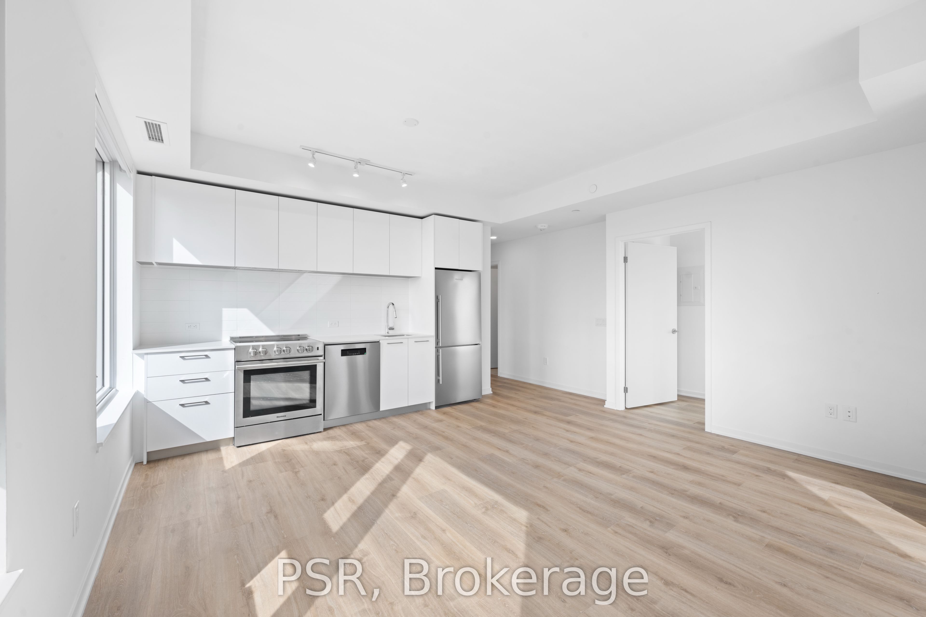 101 Roehampton Avenue 2410, Toronto, ON M4P 2W2 photo 4