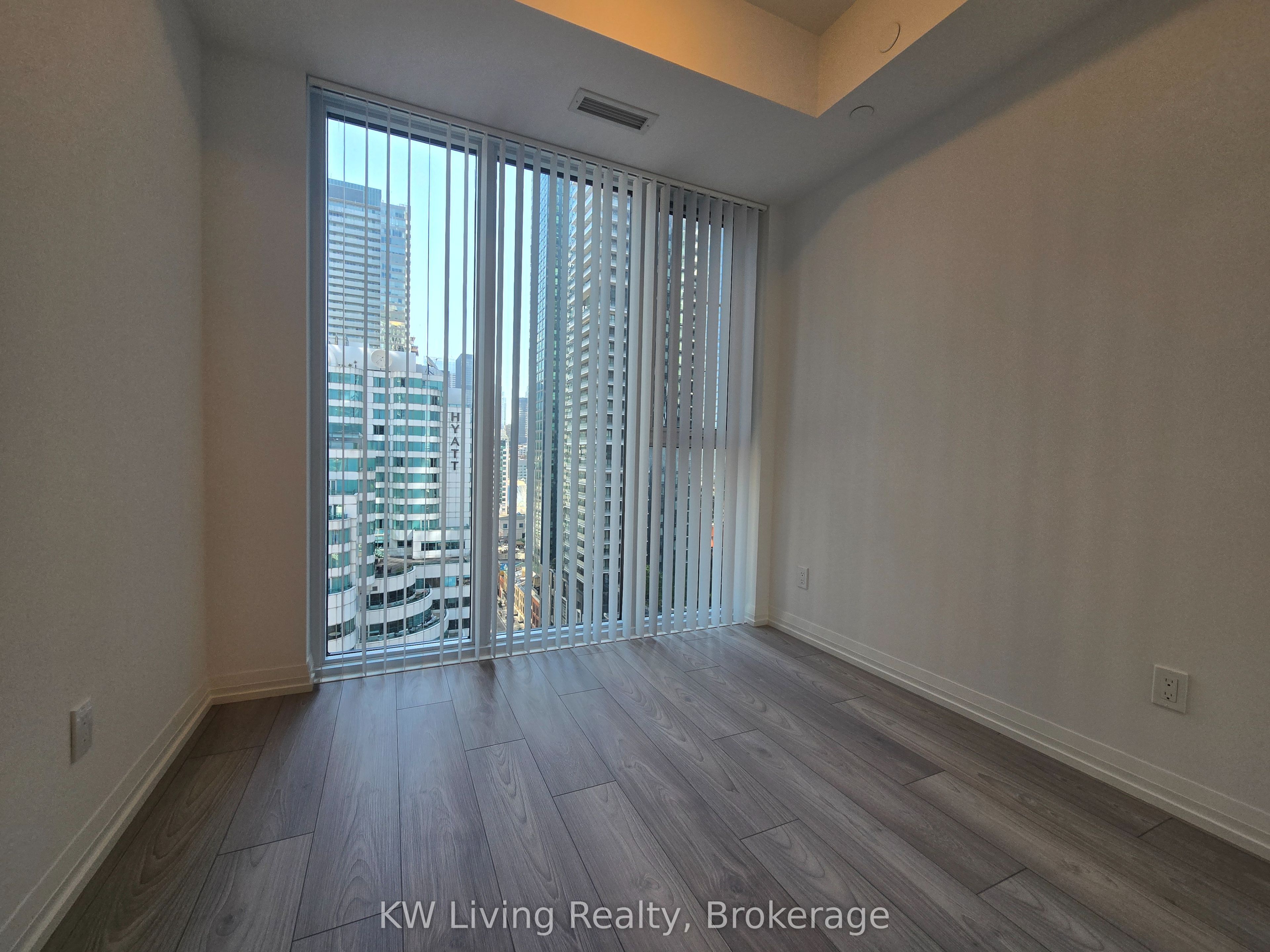 400 King Street W 1806, Toronto, ON M5V 0X8 photo 5