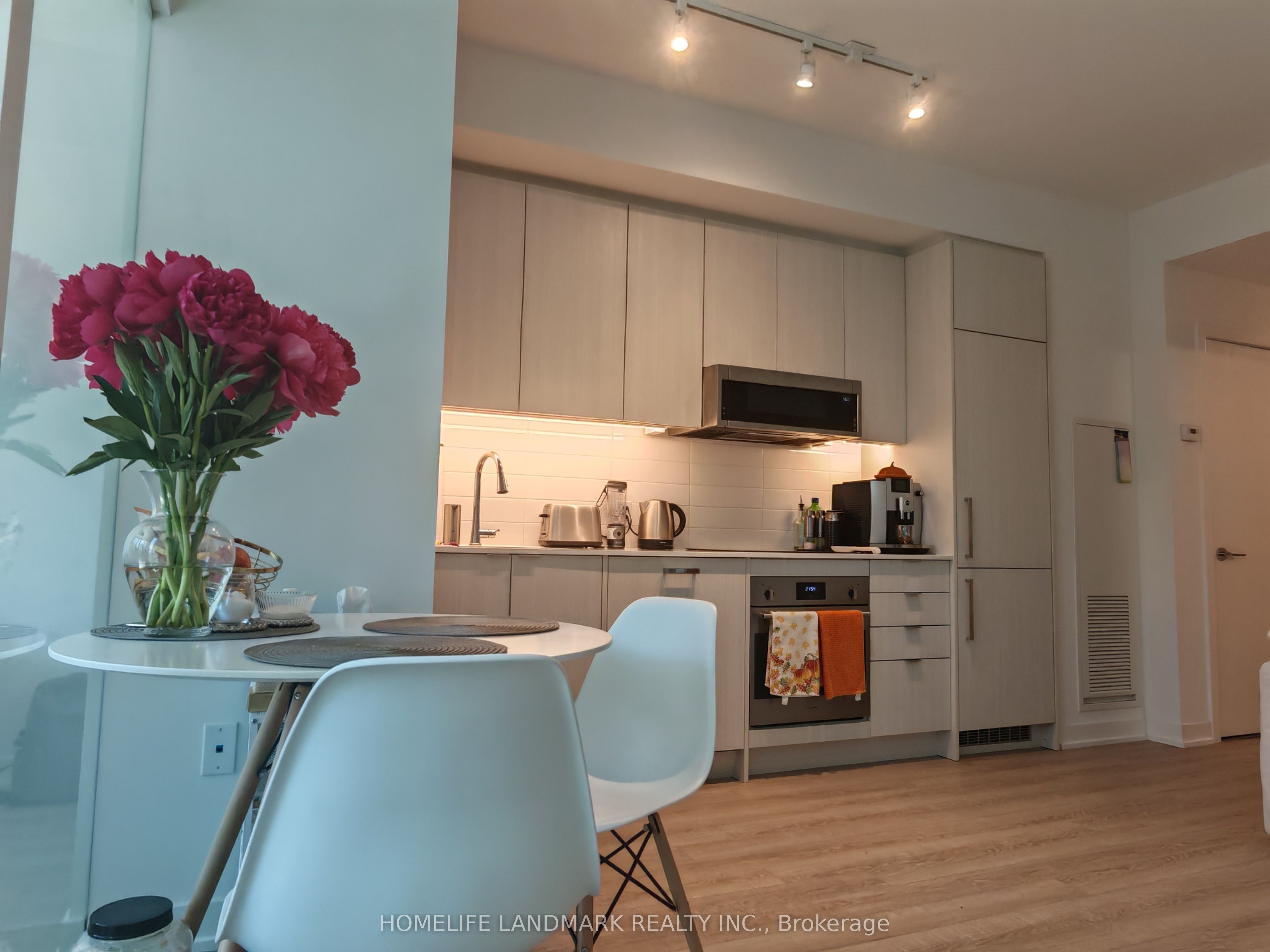 250 Lawrence Avenue W 310, Toronto, ON M5M 1B2 photo 2