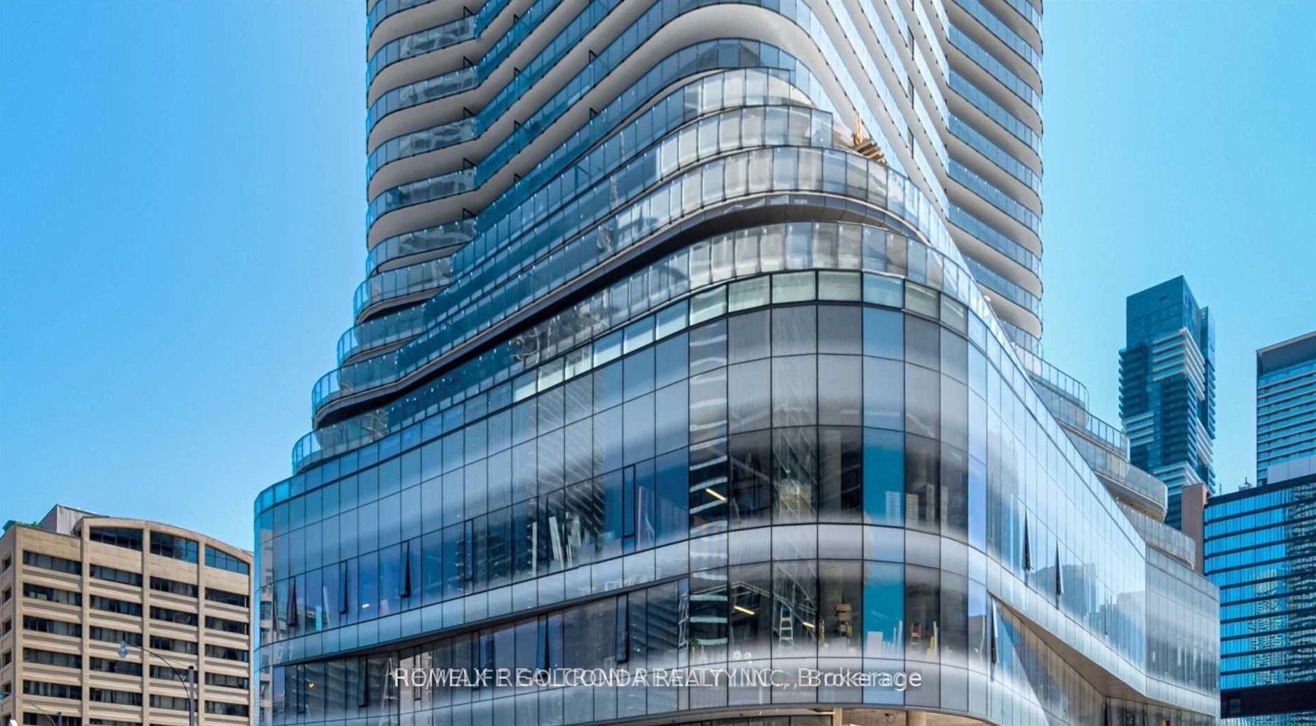 11 Wellesley Street W 5702, Toronto, ON M4Y 1E8 photo 2