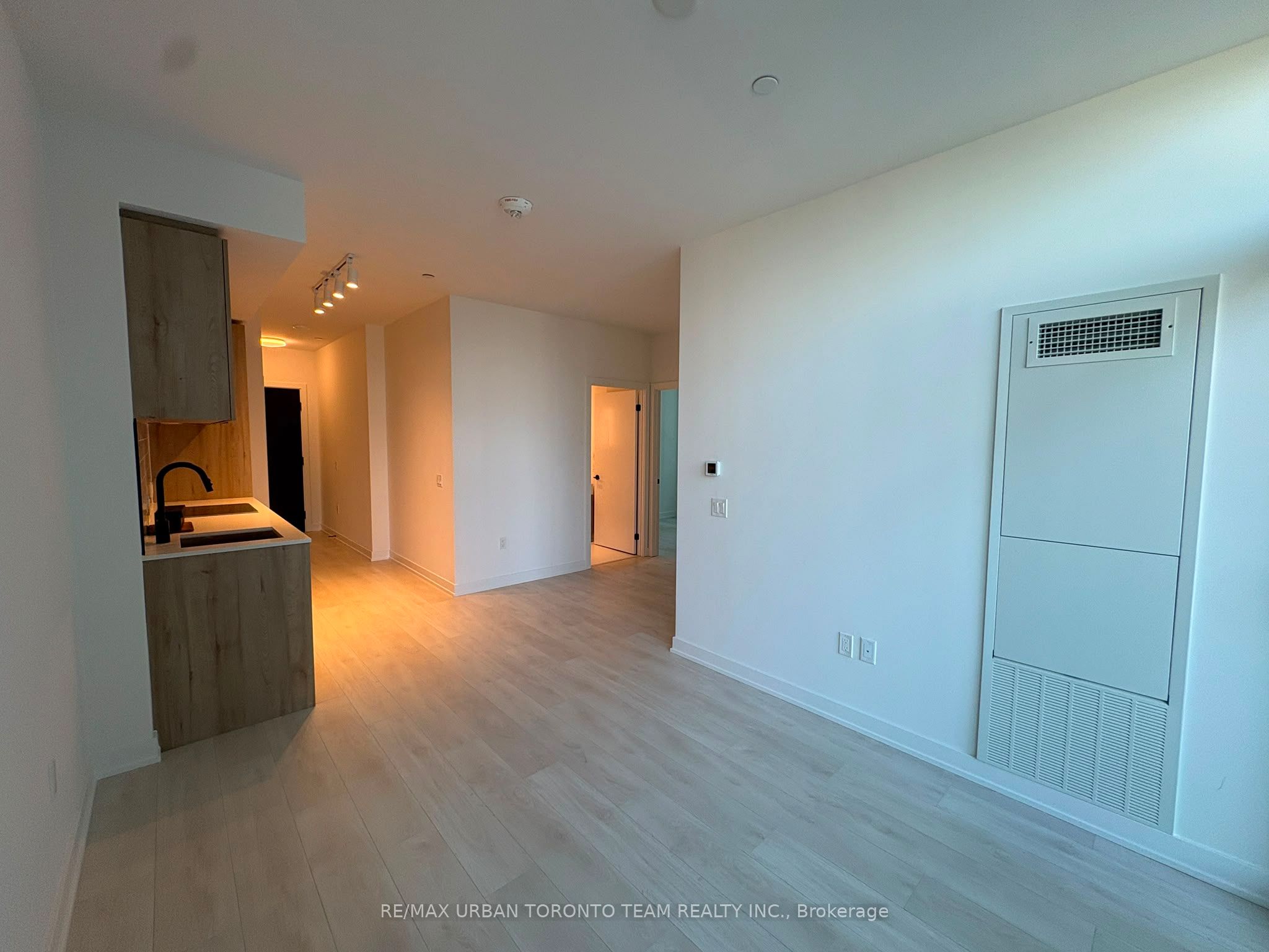 117 Broadway Avenue 903, Toronto, ON M4P 1V3 photo 2
