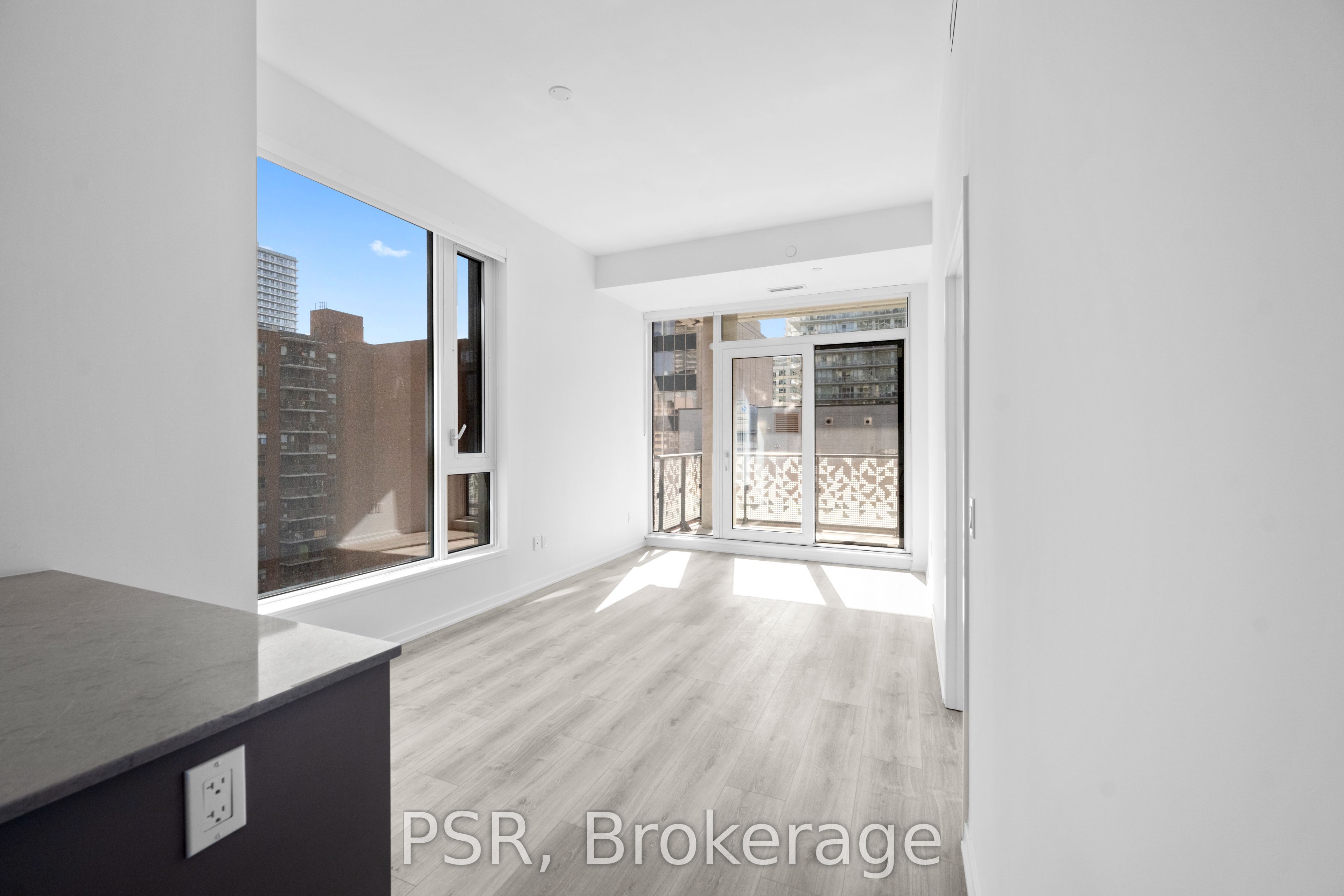 101 Roehampton Avenue 708, Toronto, ON M4P 2W2 photo 2