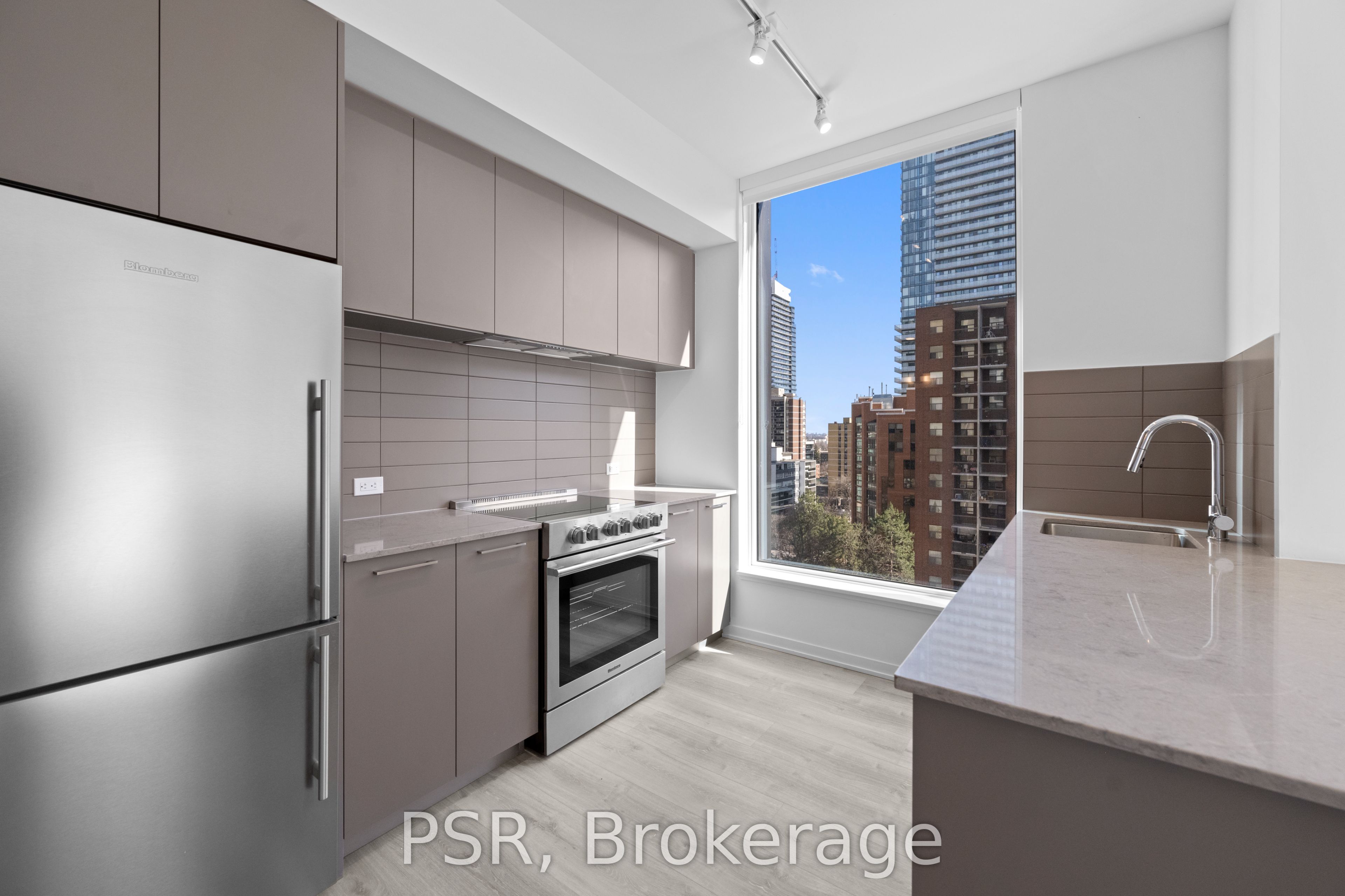 101 Roehampton Avenue 708, Toronto, ON M4P 2W2 photo 3