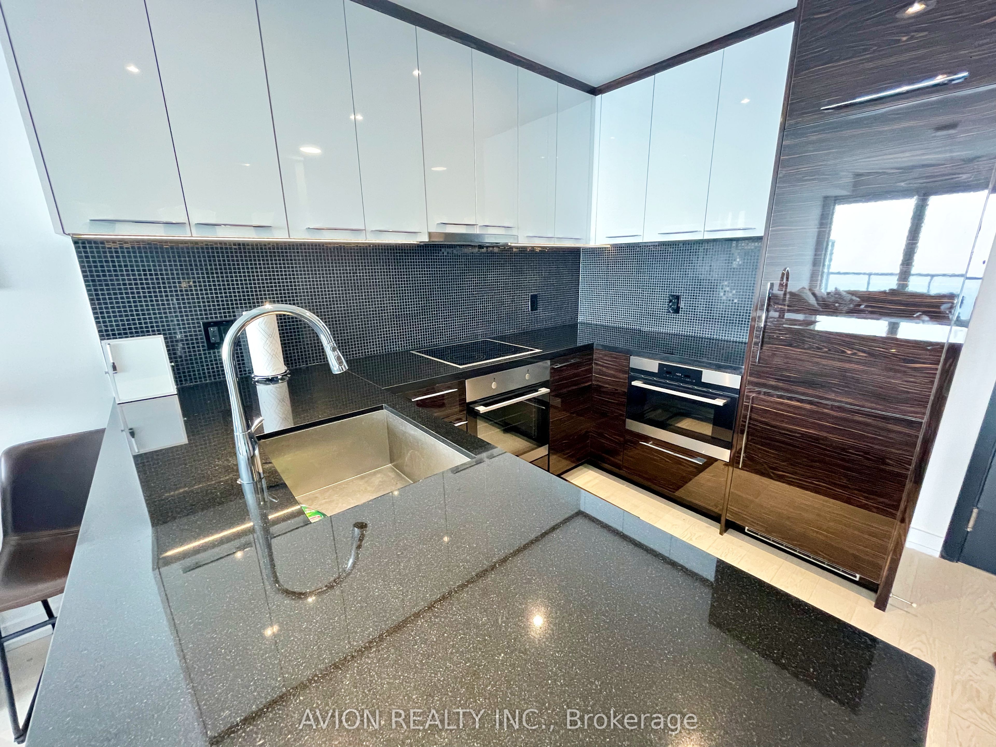 488 University Avenue 4711, Toronto, ON M5G 0C1 photo 5