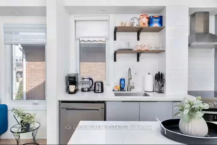 525 Ossington Avenue 2nd Floor, Toronto, ON M6G 3T3