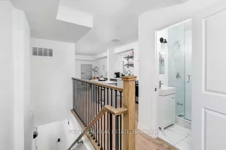 525 Ossington Avenue 2nd Floor, Toronto, ON M6G 3T3 photo 3