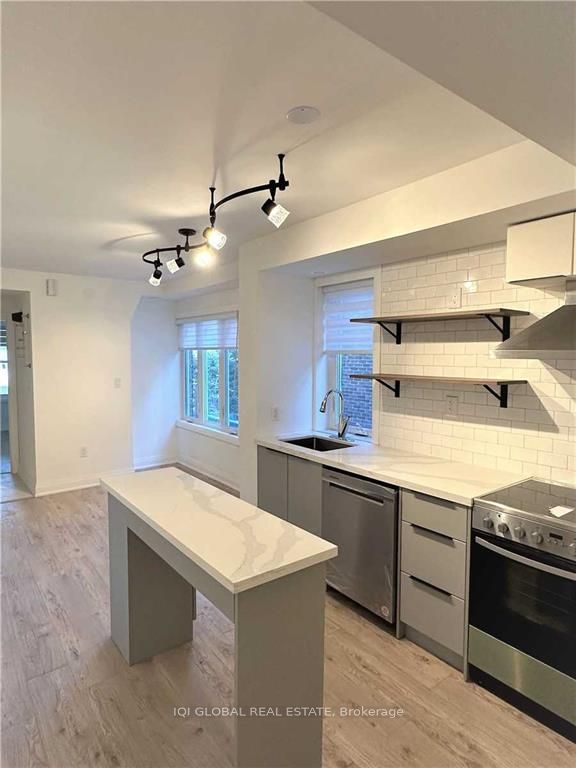 525 Ossington Avenue Mainfloor, Toronto, ON M6G 3T3 photo 2