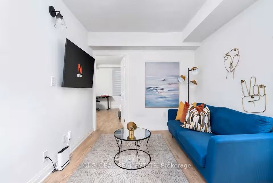 525 Ossington Avenue Mainfloor, Toronto, ON M6G 3T3 photo 3